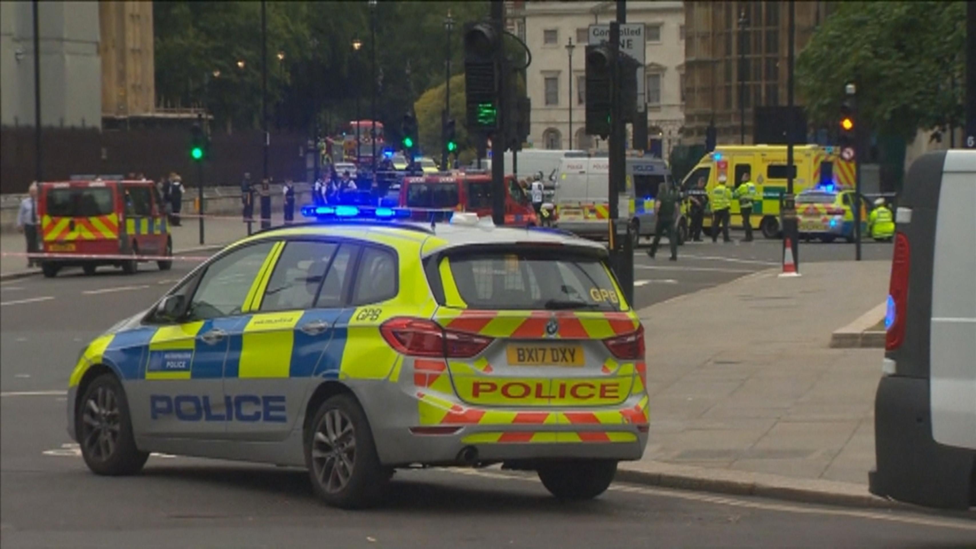 Polícia po zadržaní muža, ktorý zranil chodcov, uzavrela okolie britského parlamentu.