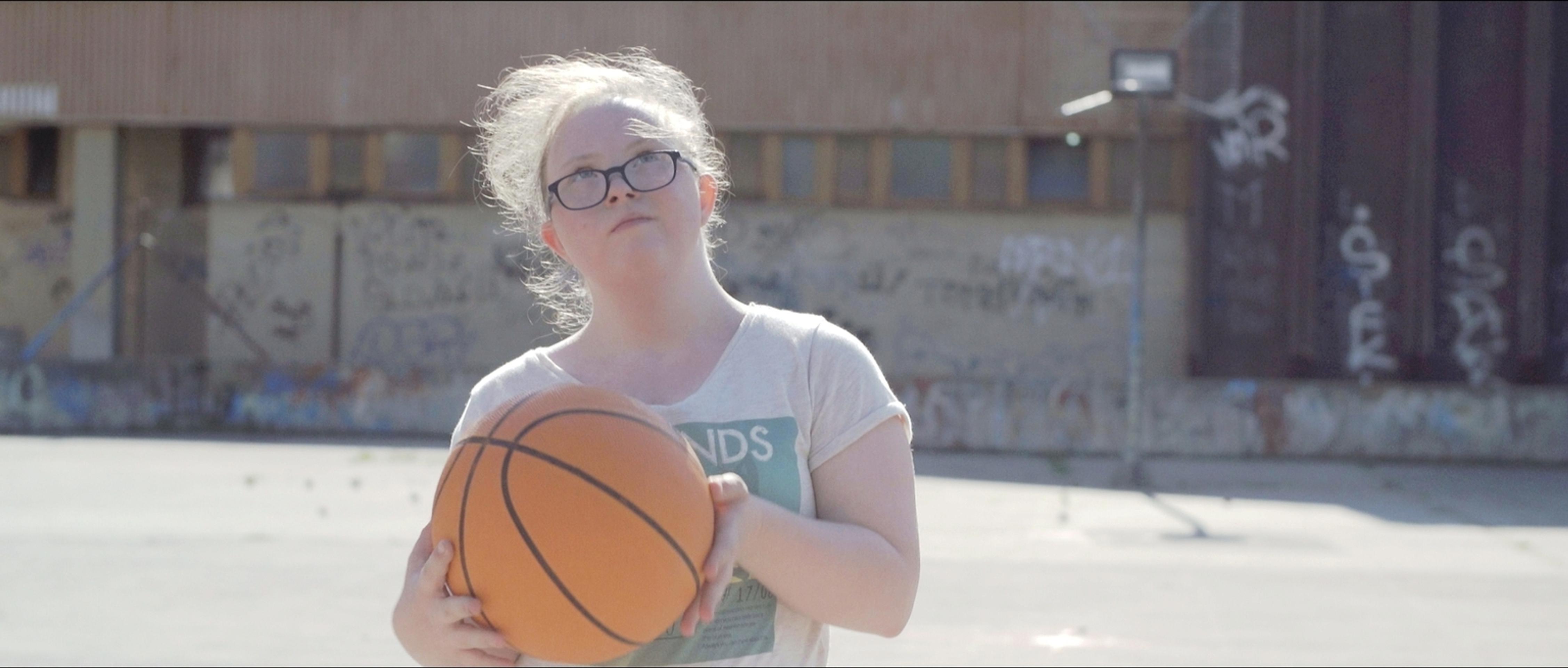 Dokument rozpráva príbeh malej Dorotky. 