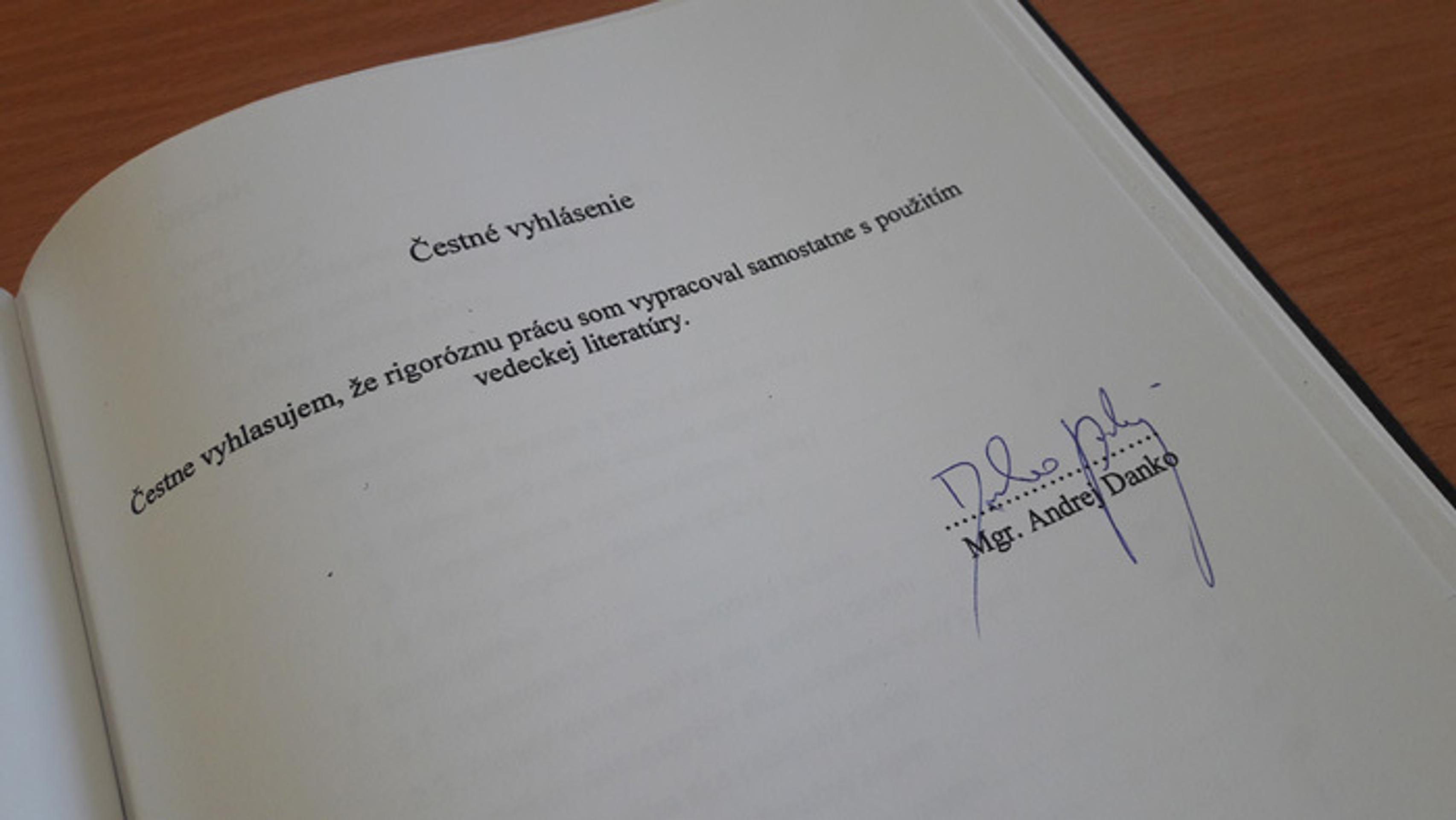 Čestné vyhlásenie v rigoróznej práci predsedu SNS a parlamentu Andreja Danka.