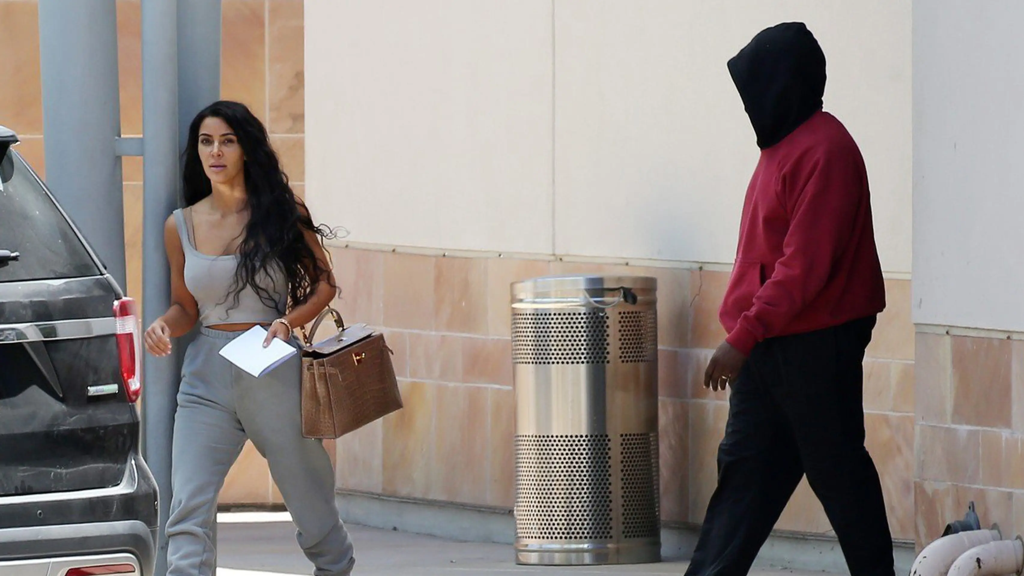 Kim Kardashian a Kanye West na odchode z nemocnice. 