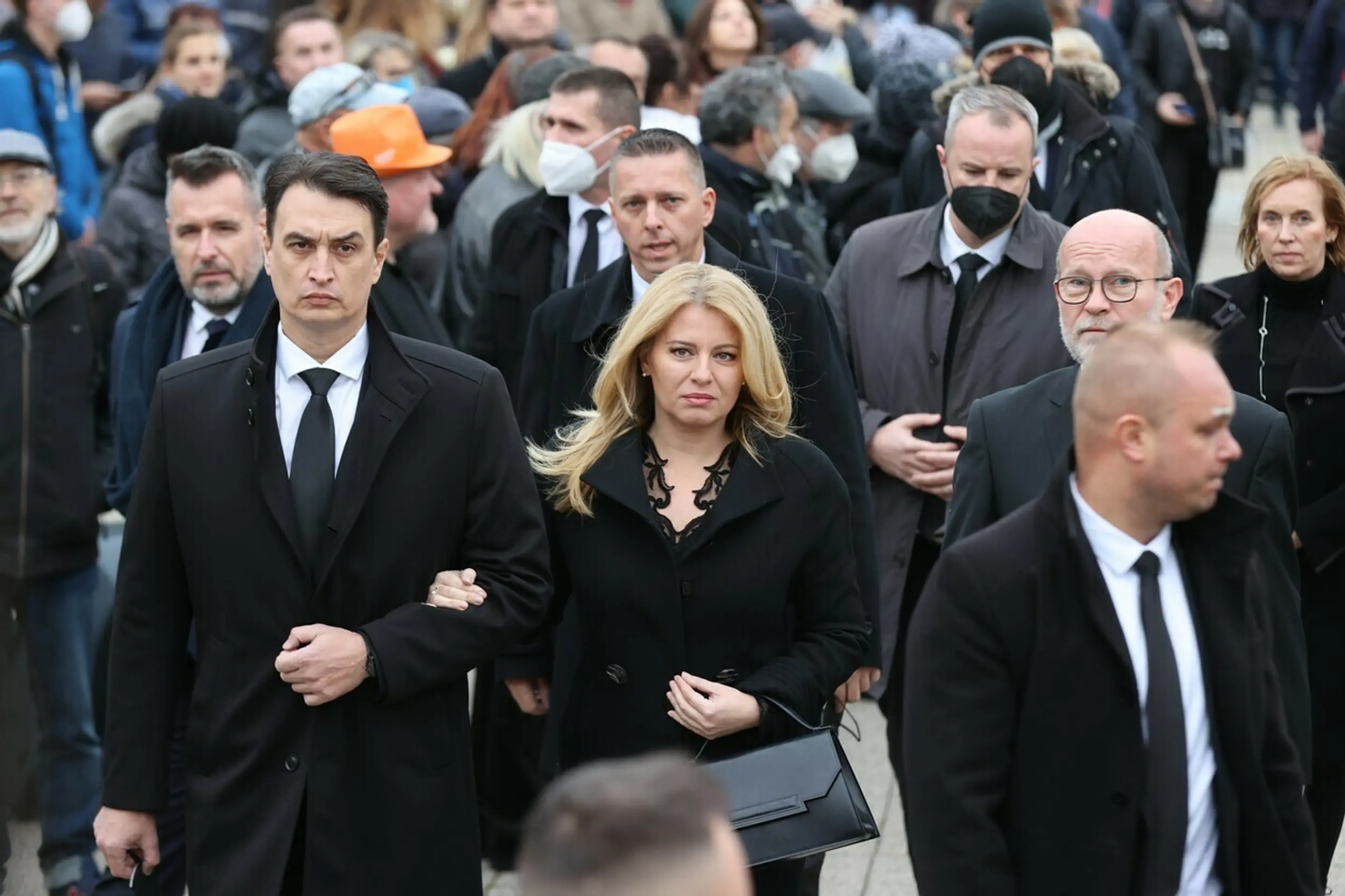 Prezidentka SR Zuzana Čaputová s partnerom na poslednej rozlúčke Mekyho Žbirku