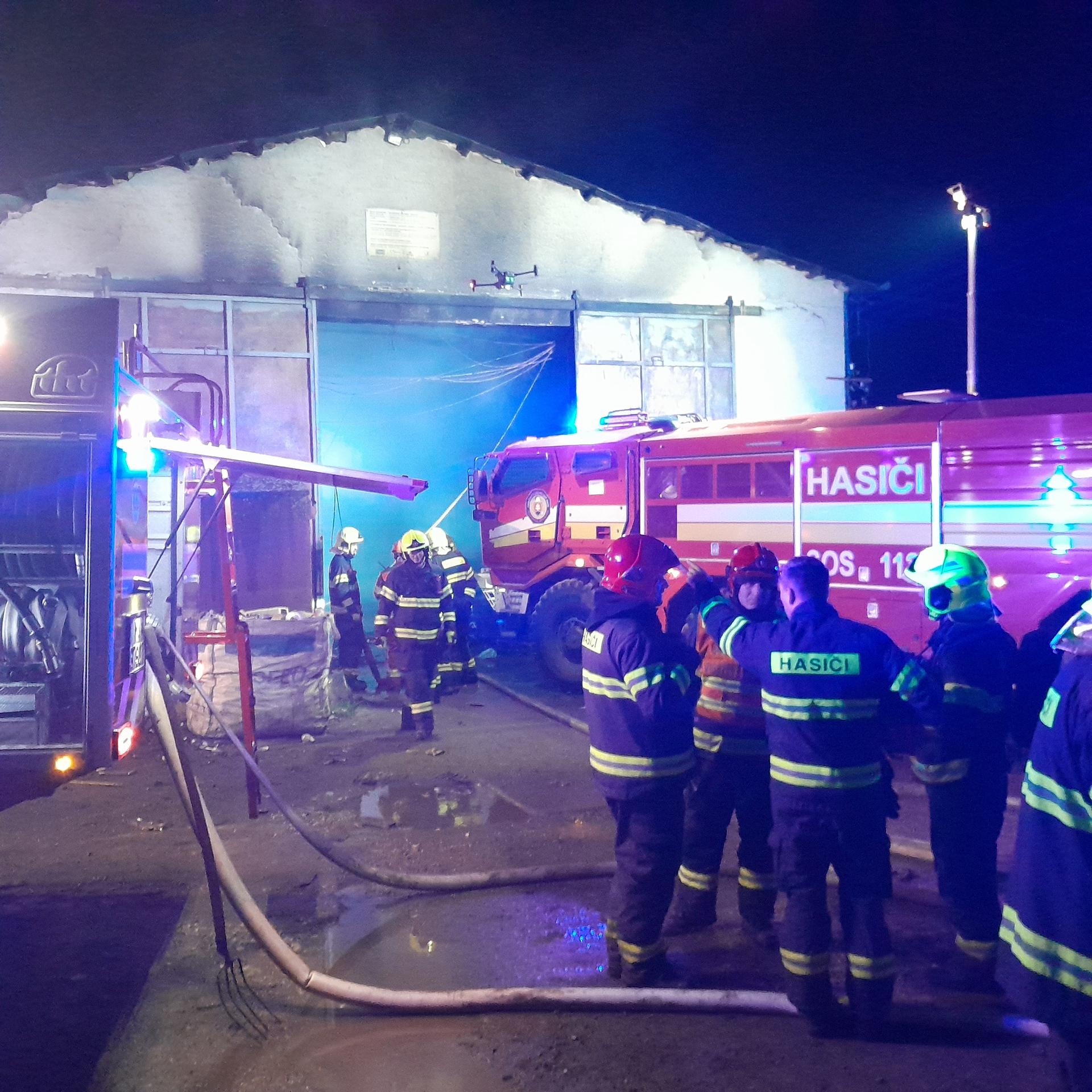 Požiar haly v Malackách.