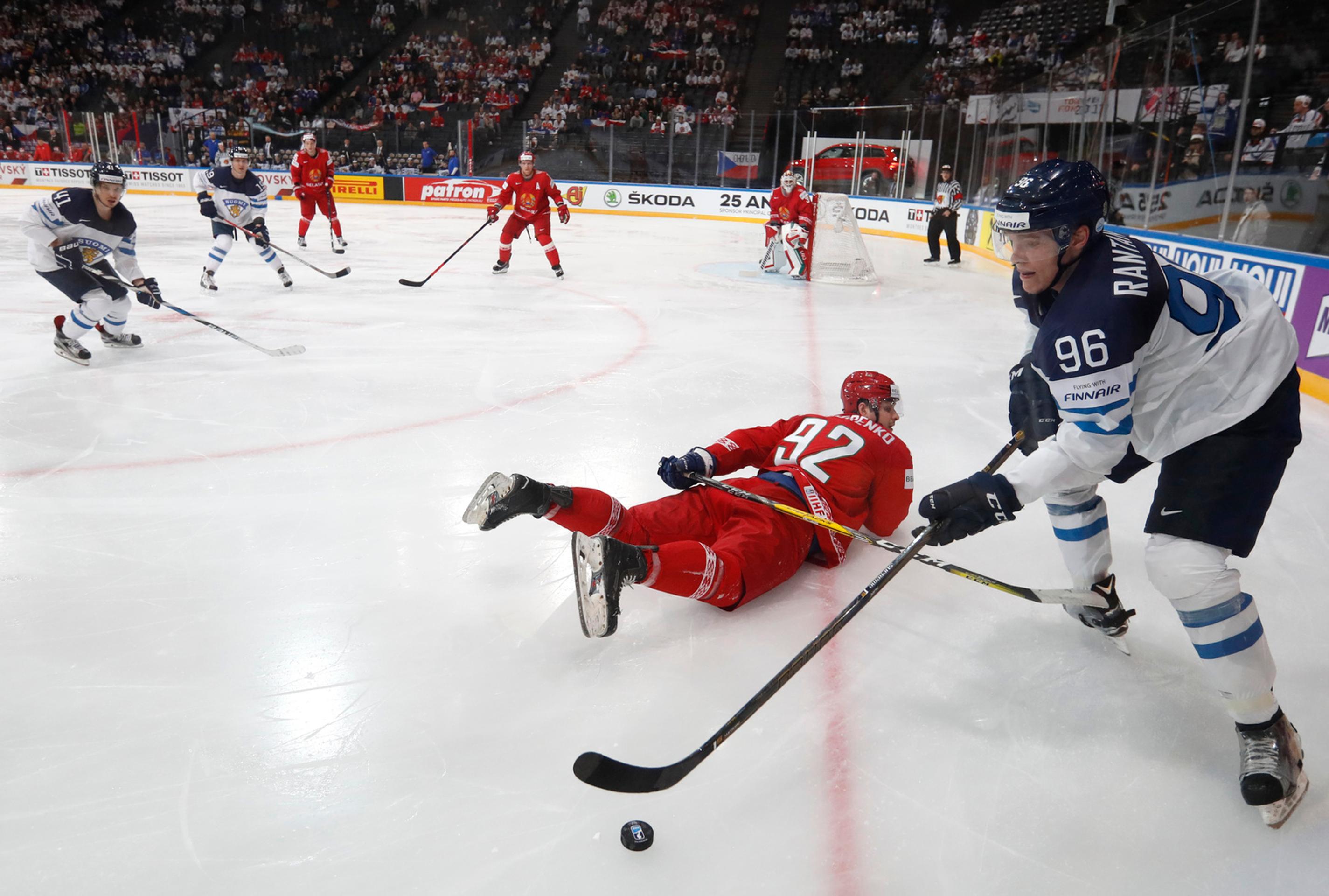 Roman Graborenko (vľavo) z Bieloruska v súboji o puk s Fínom Mikkom Rantanenom na MS 2017.