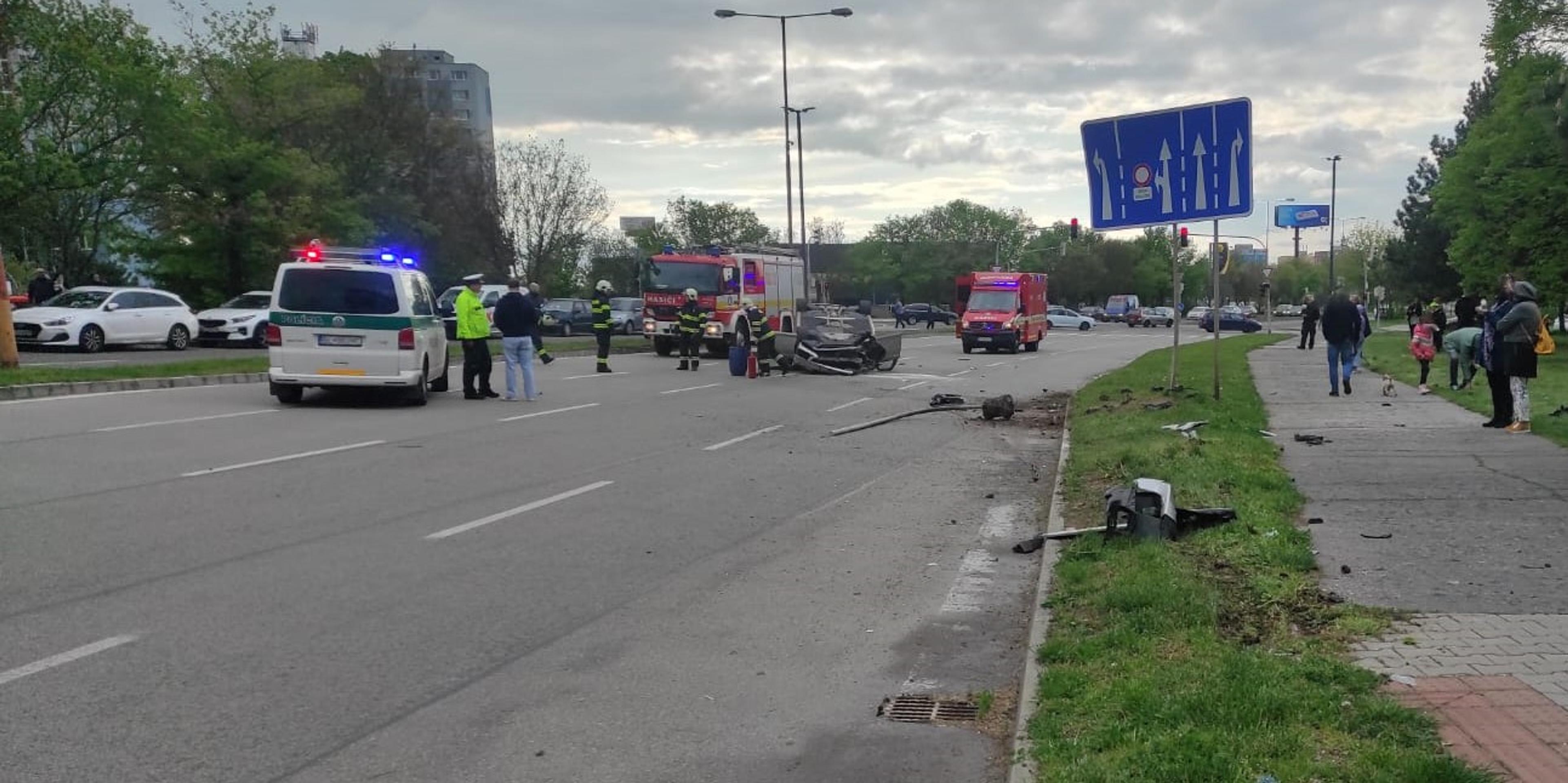 Auto skončilo na streche.