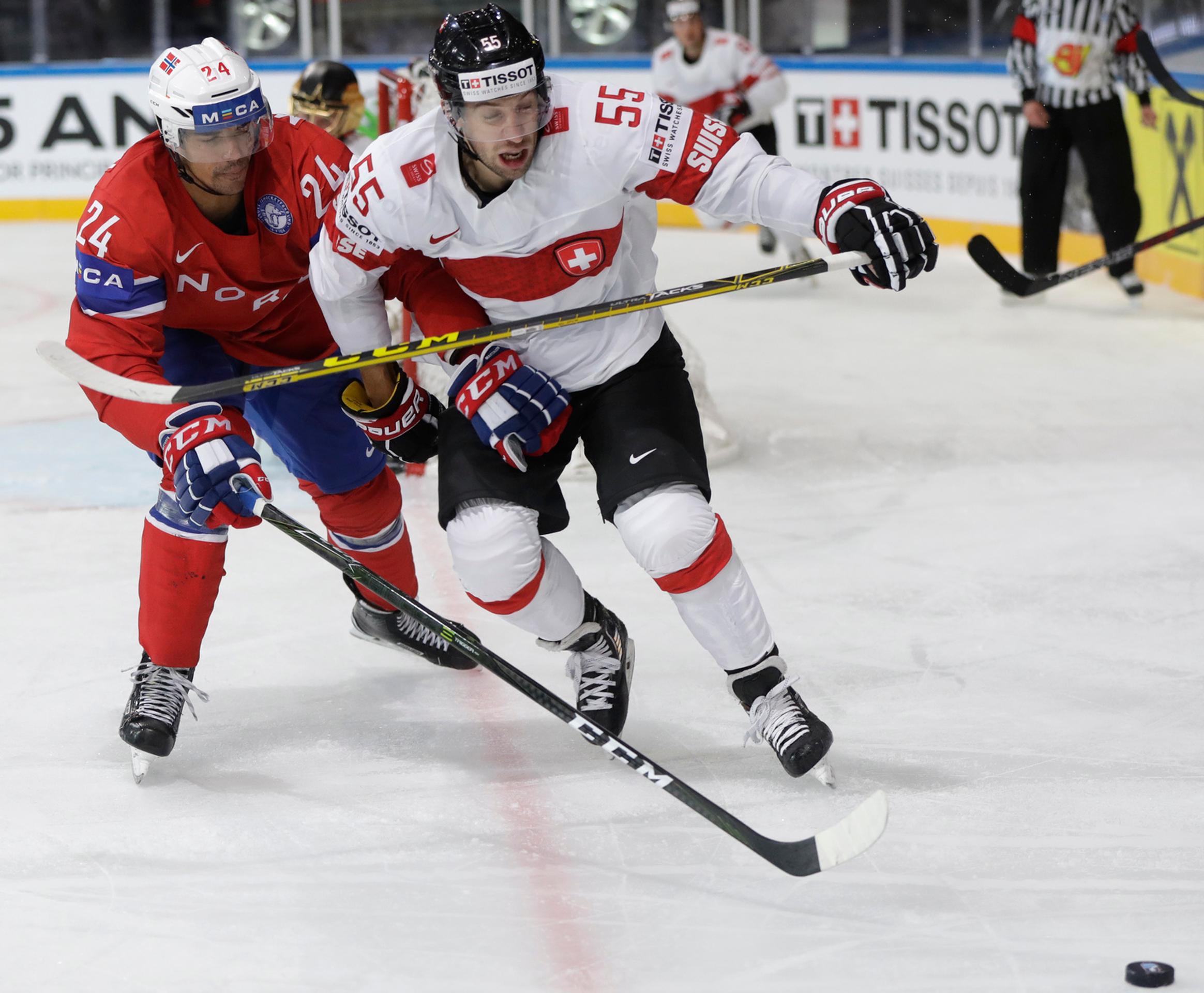 Nór Andreas Martinsen (vľavo) atakuje Švajčiara Romaina Loeffela v dueli MS 2017.