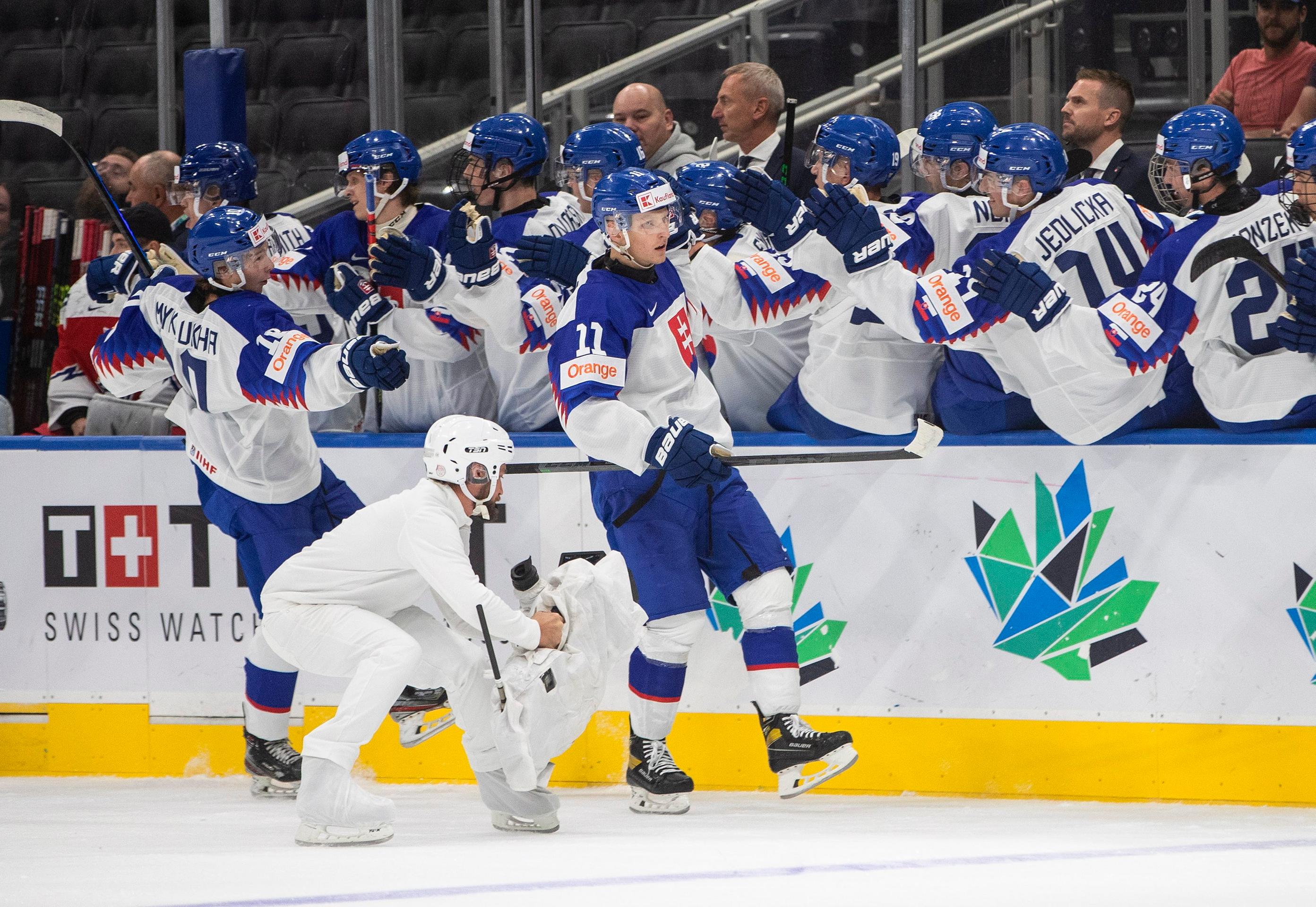 Matej Kašlík a Servác Petrovický oslavujú gól v prvej tretine