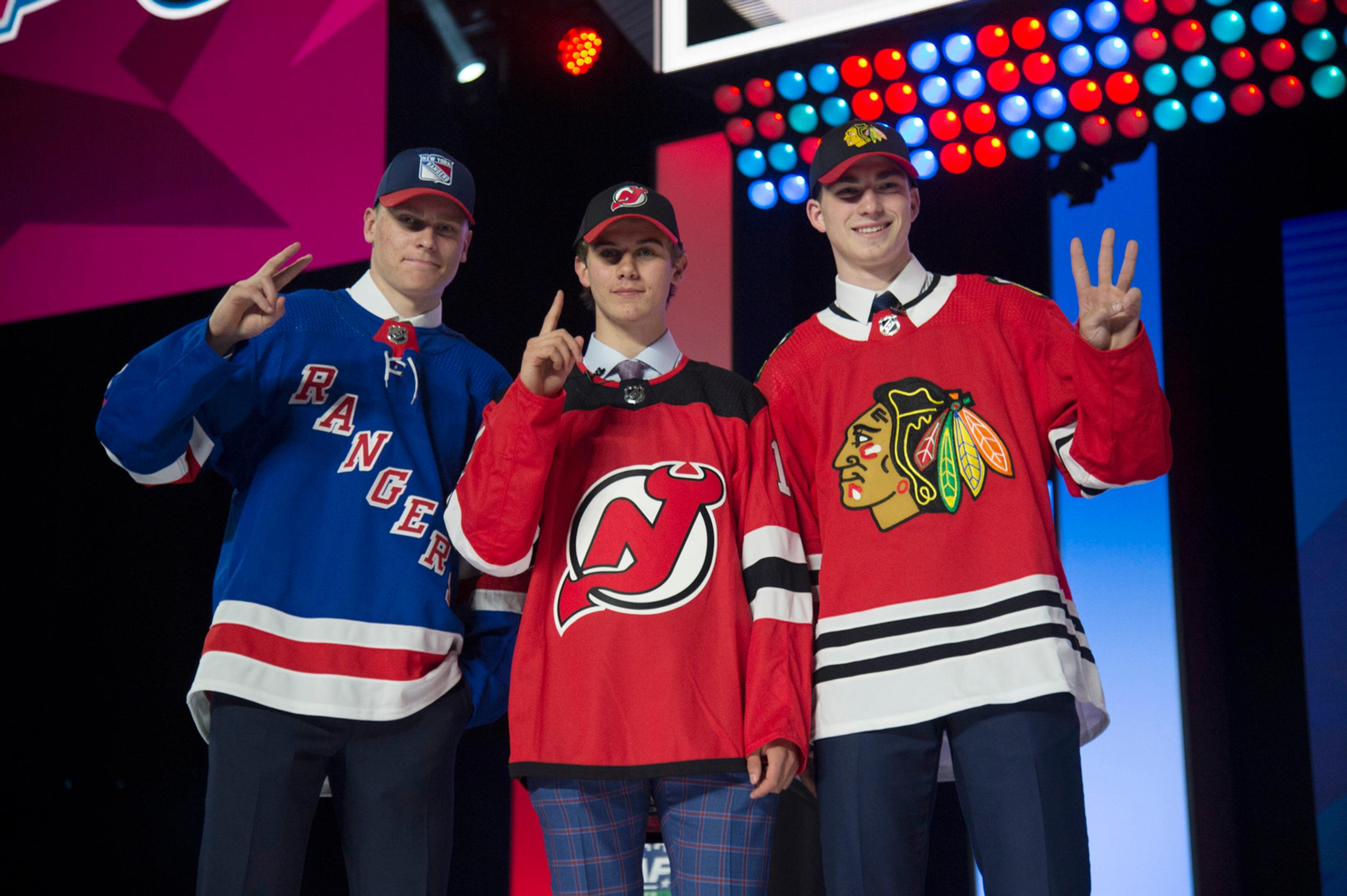 Sprava Kaapo Kakko, Jack Hughes a Kirby Dach počas NHL draftu 2019.