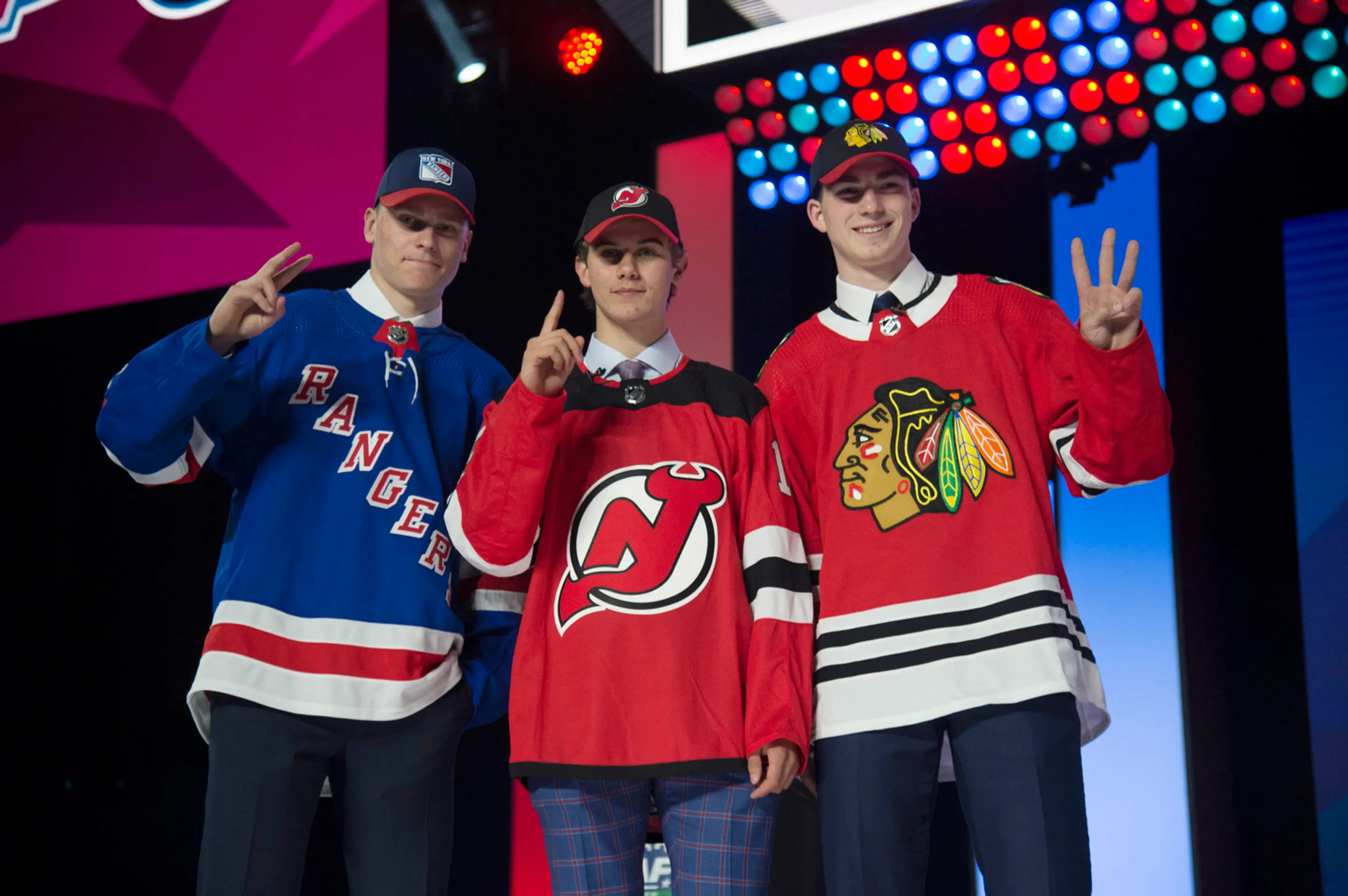 Sprava Kaapo Kakko, Jack Hughes a Kirby Dach počas NHL draftu 2019.