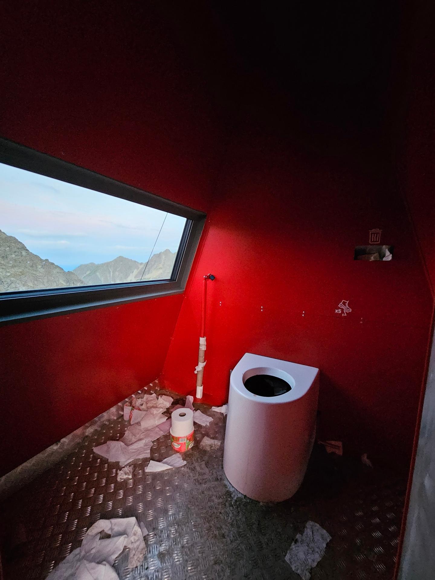 Stav záchodov po týždni od otvorenia.