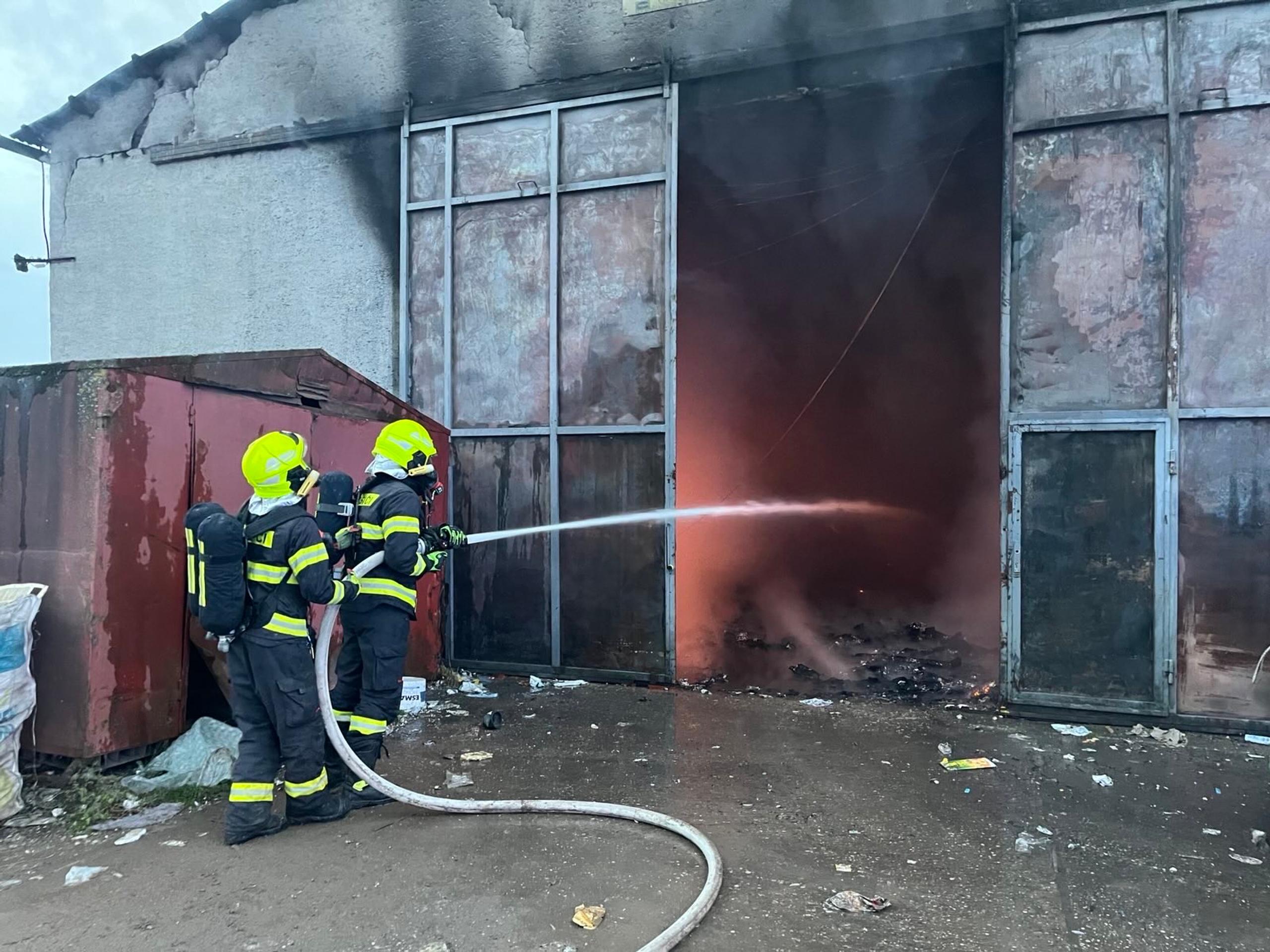 Požiar haly v Malackách.