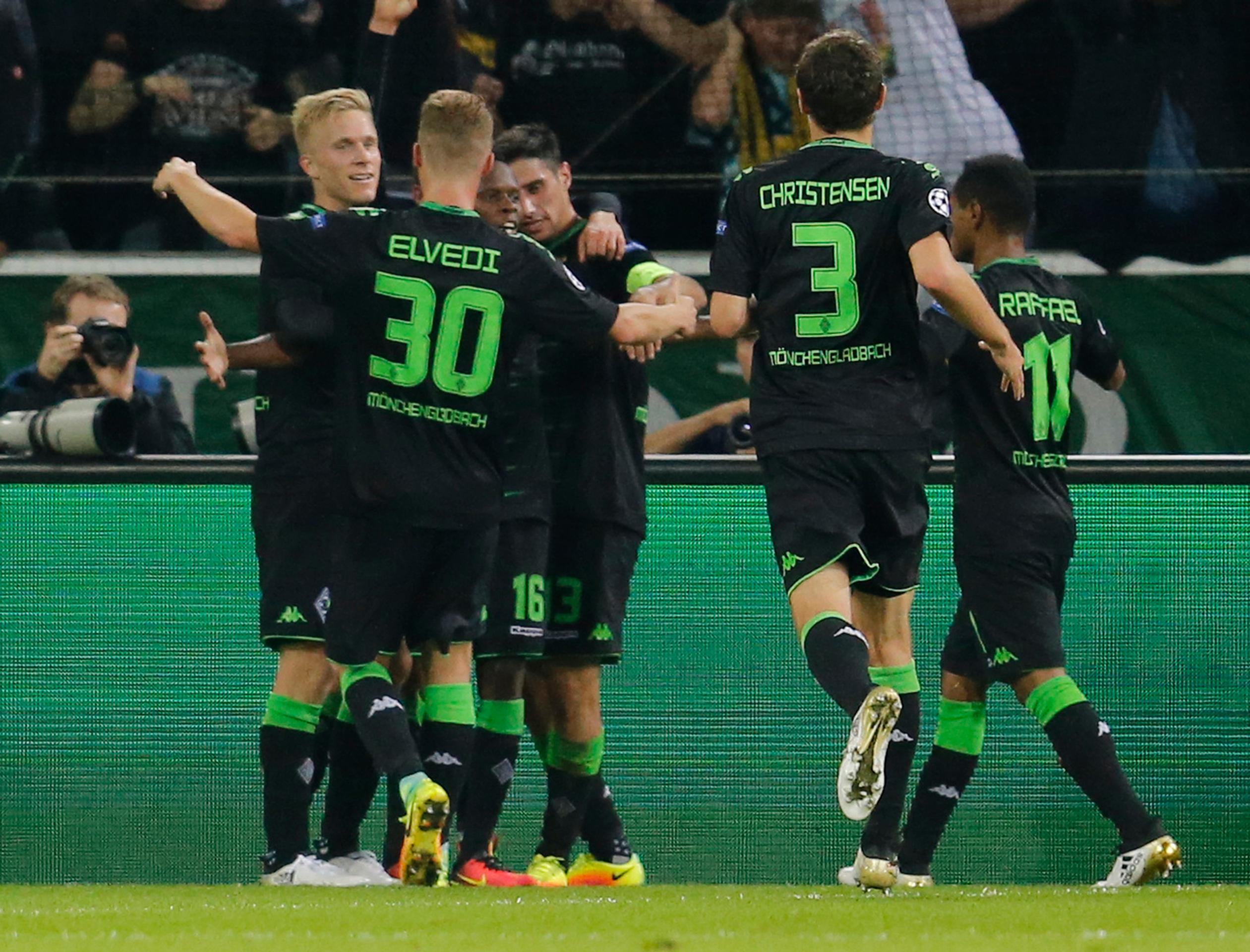 Radosť hráčov Borussie Mönchengladbach po strelení gólu v domácom zápase LM proti FC Barcelona.