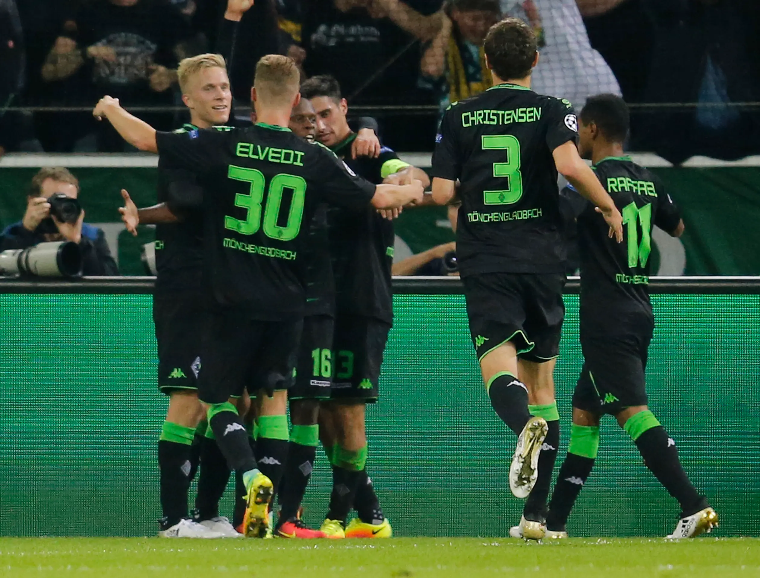 Radosť hráčov Borussie Mönchengladbach po strelení gólu v domácom zápase LM proti FC Barcelona.
