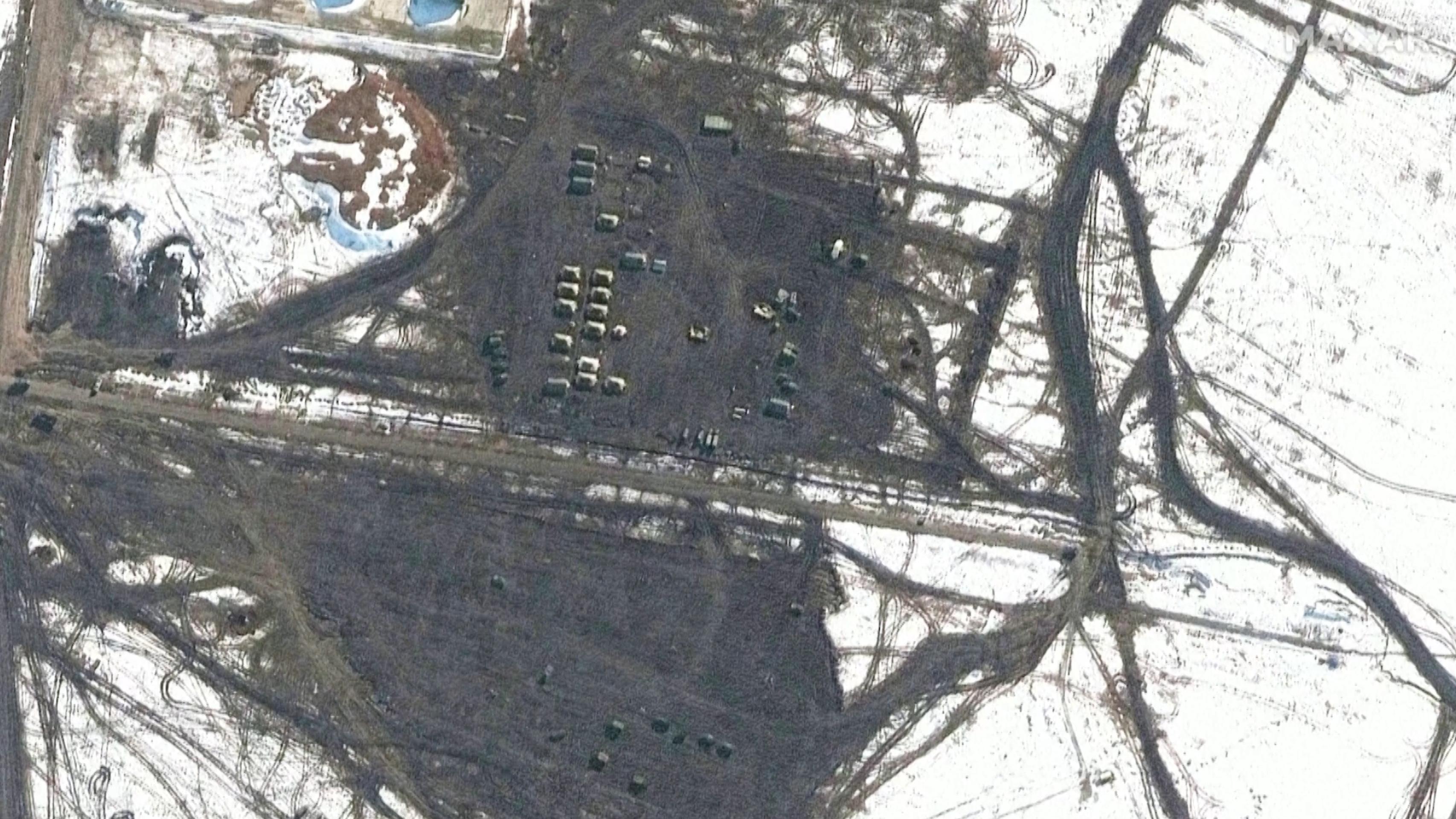 Na záberoch z 20. februára pohyb ruských vojenských jednotiek v meste Soloti, ktoré je asi 25 kilometrov severne od hraníc s Ukrajinou.