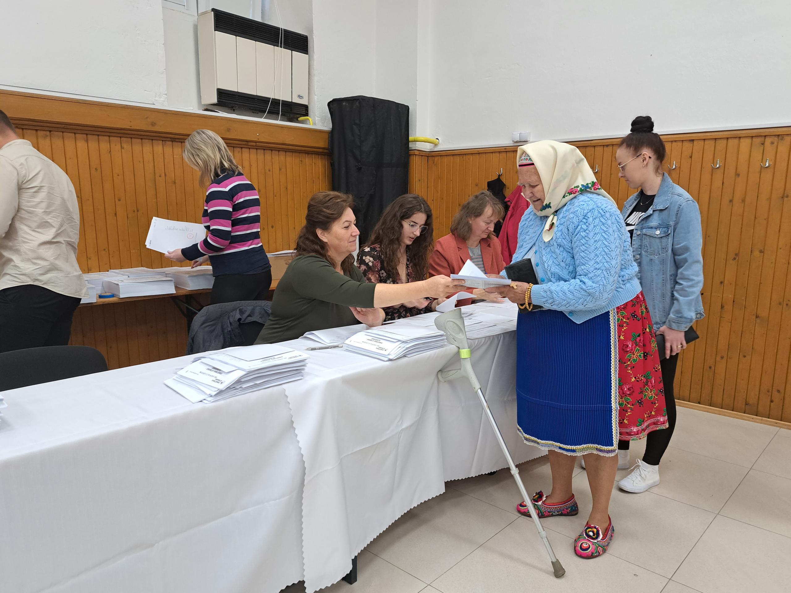 Staršia obyvateľka Lendaku ide v voliť v kroji v predčasných parlamentných voľbách v obci Lendak.