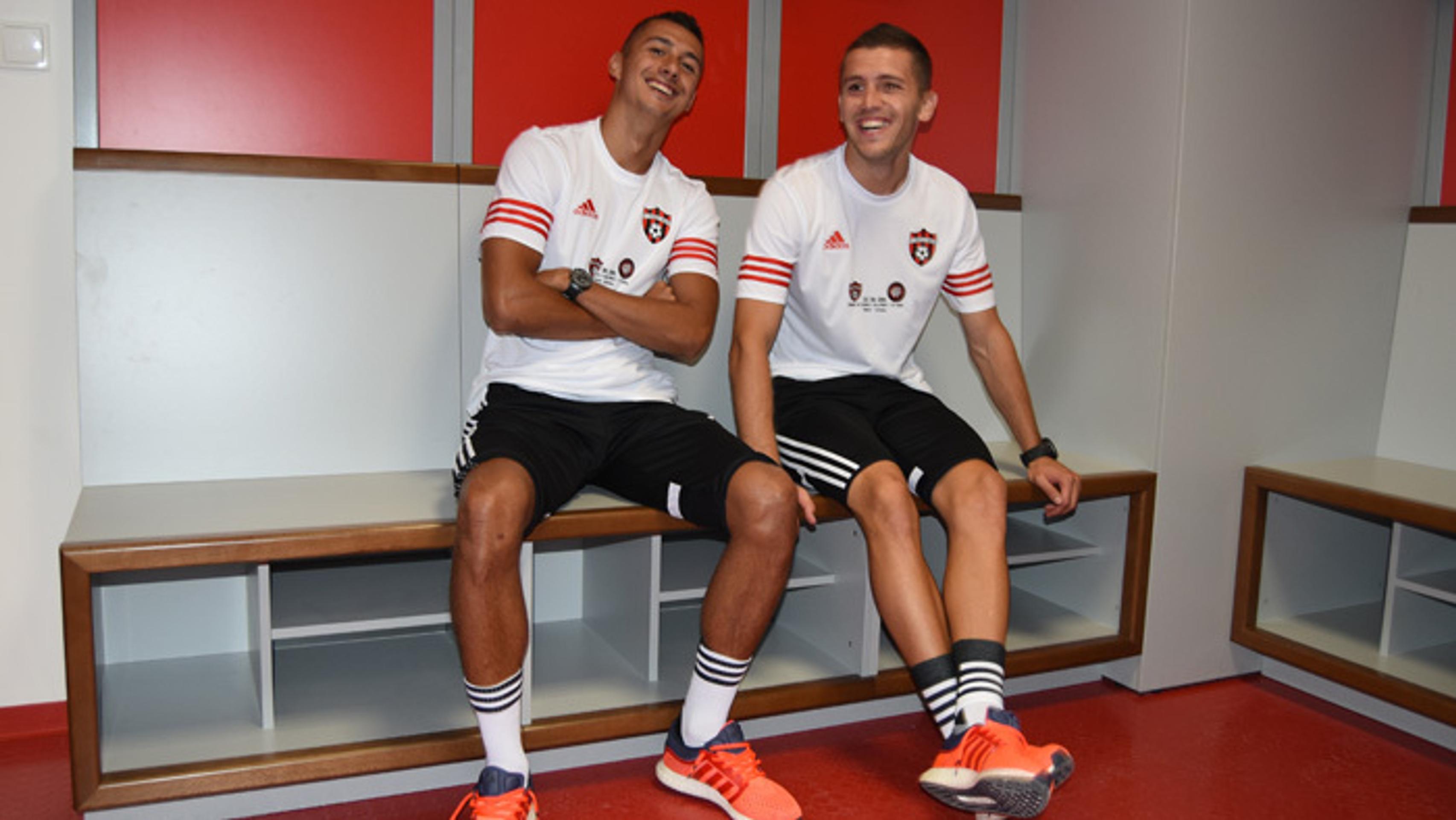 Zľava hráči FC Spartak Trnava Ivan Schranz a Lukáš Greššák v domácej šatni novej futbalovej aréne.