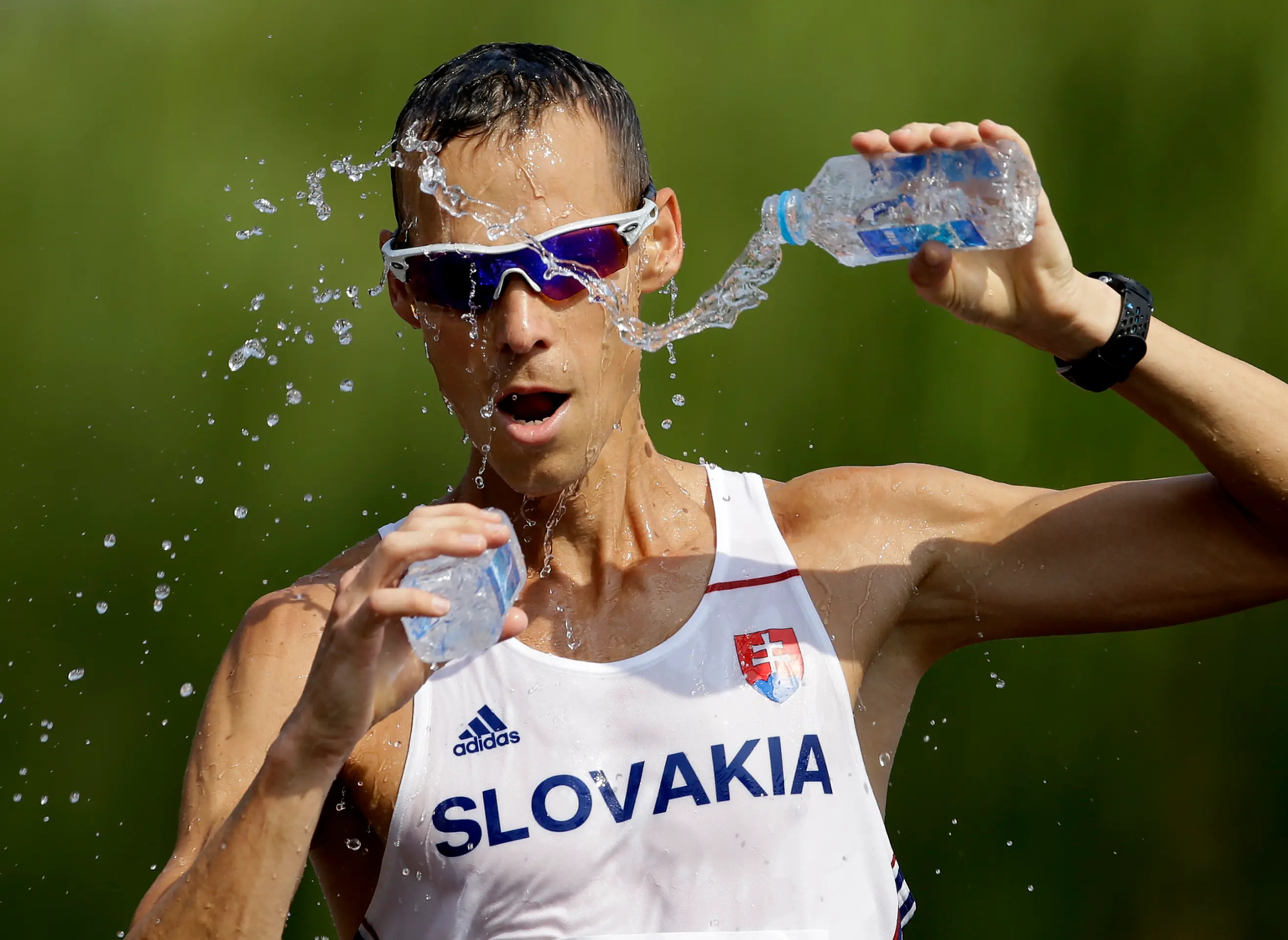 Matej Tóth sa chladí počas za zlatom.