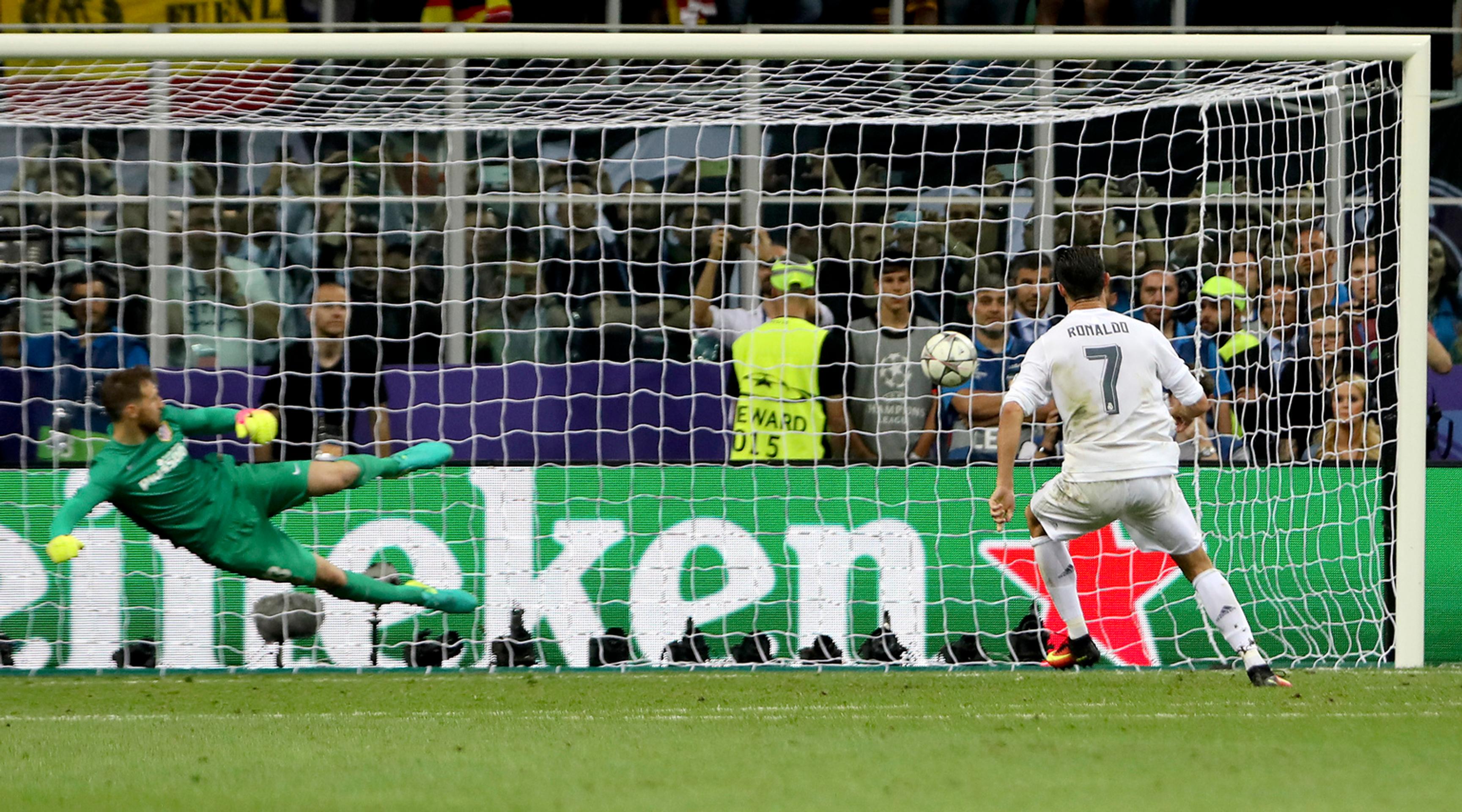 Cristiano Ronaldo premieňa rozhodujúcu penaltu vo finále Ligy majstrov 2015/2016.