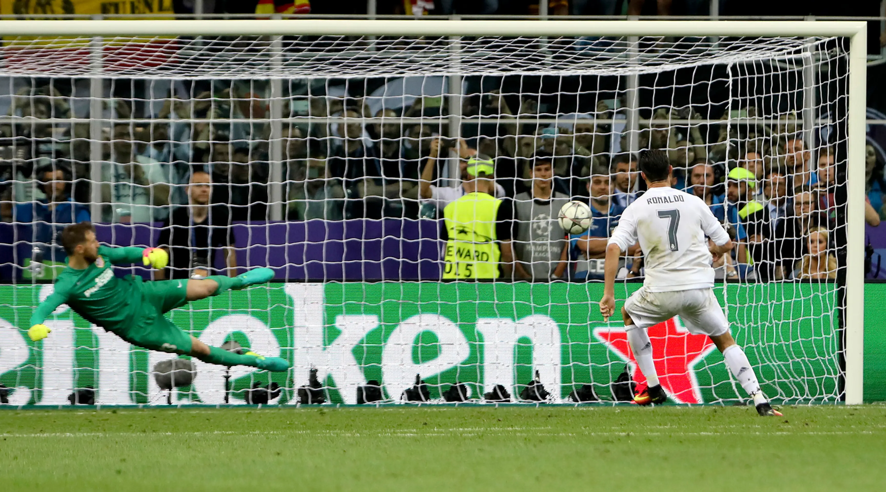 Cristiano Ronaldo premieňa rozhodujúcu penaltu vo finále Ligy majstrov 2015/2016.