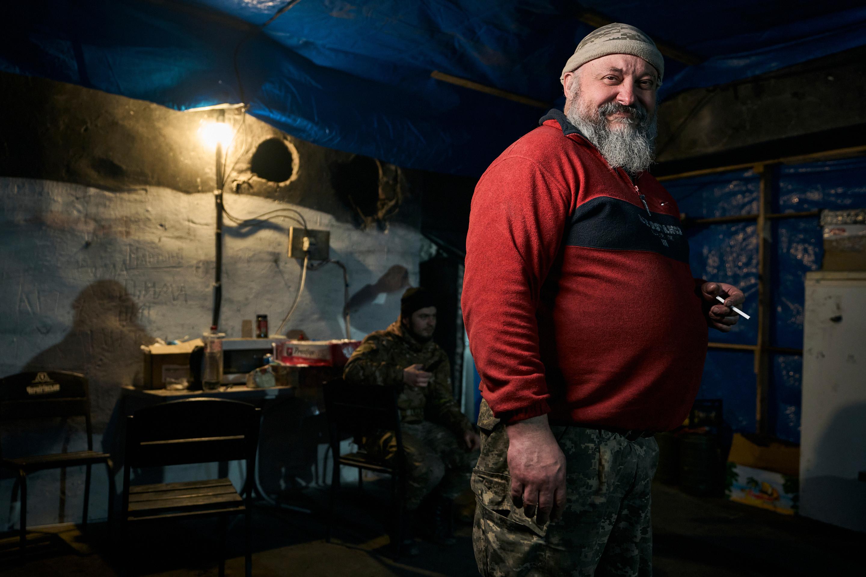 Ukrajinský vojak Oleksander pózuje na fotografiu v podzemnom riadiacom centre v Bakhmute.