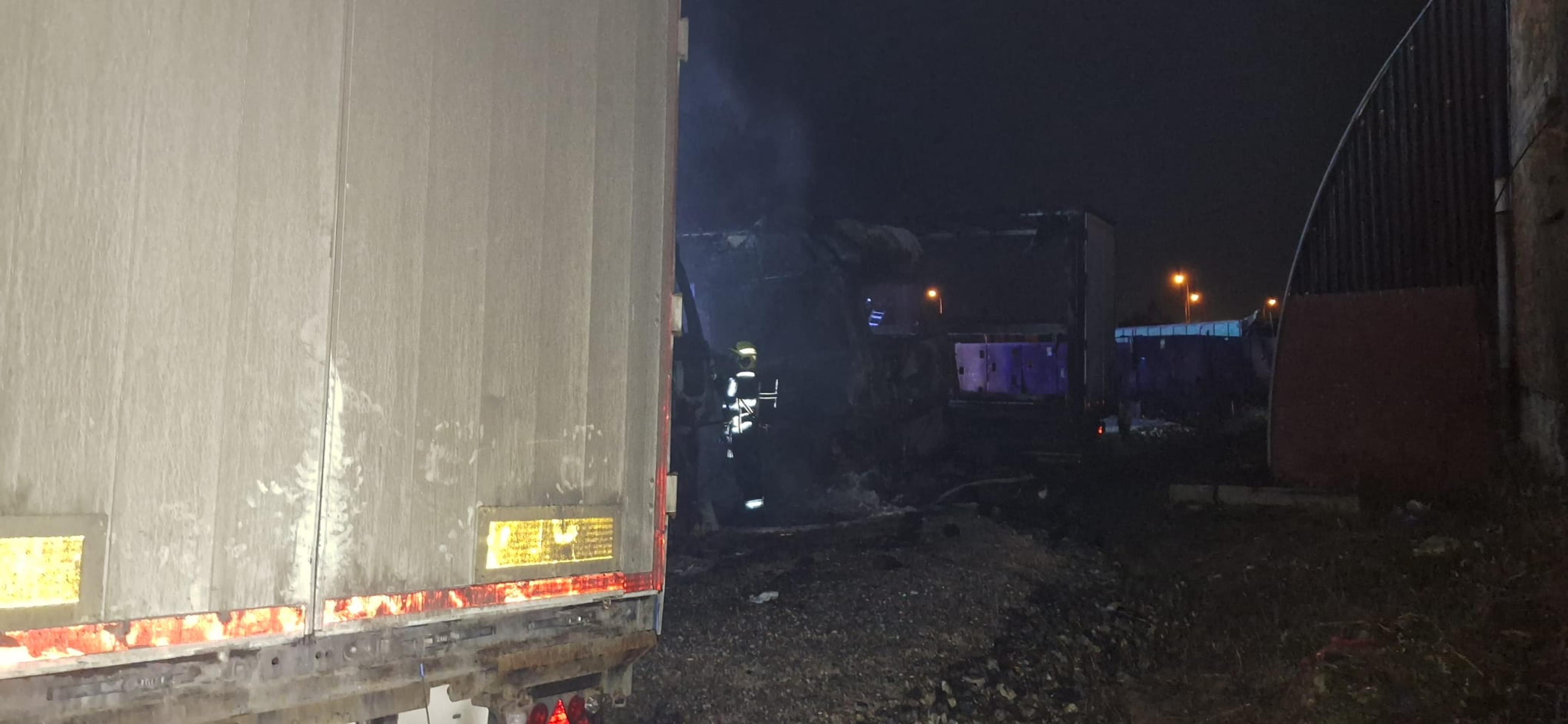 Požiar nákladiakov v Michalovciach