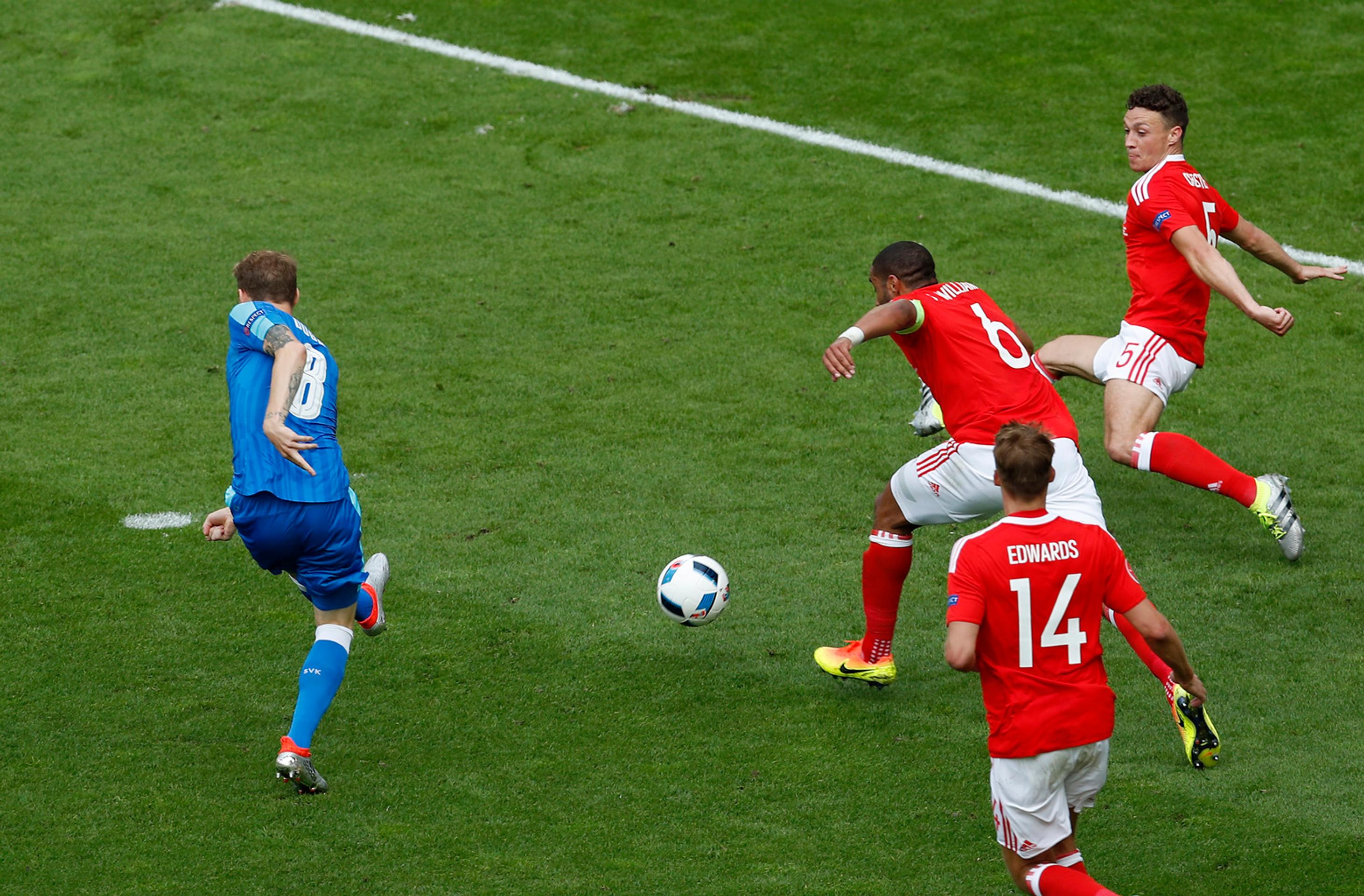 Slovenský futbalista Ondrej Duda strieľa do siete waleského brankára historicky prvý gól Slovenska na ME. 