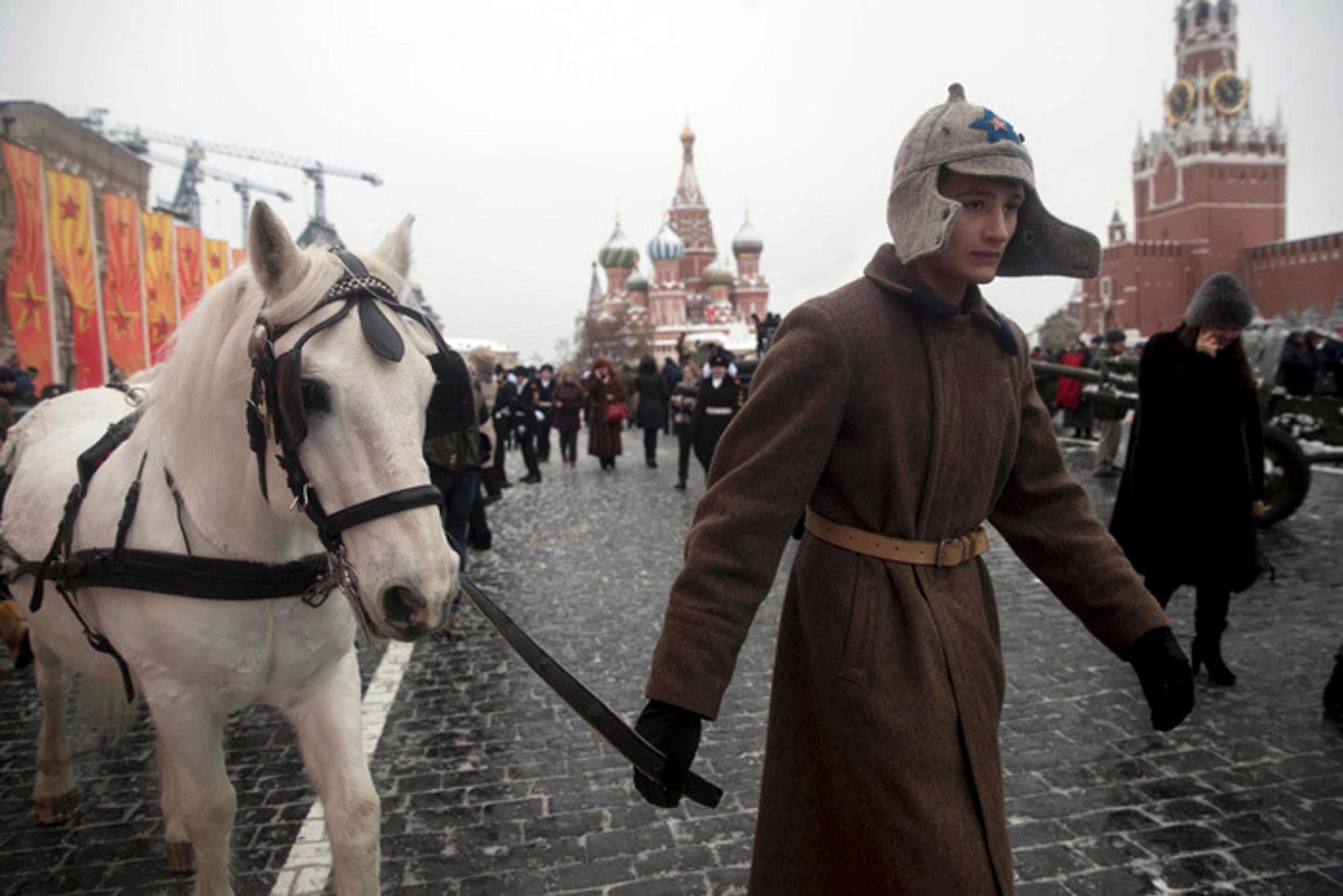 Mladý vojak ruskej armády v uniforme sovietskej Červenej armády z II. svetovej vojny na prehliadke v Moskve. 