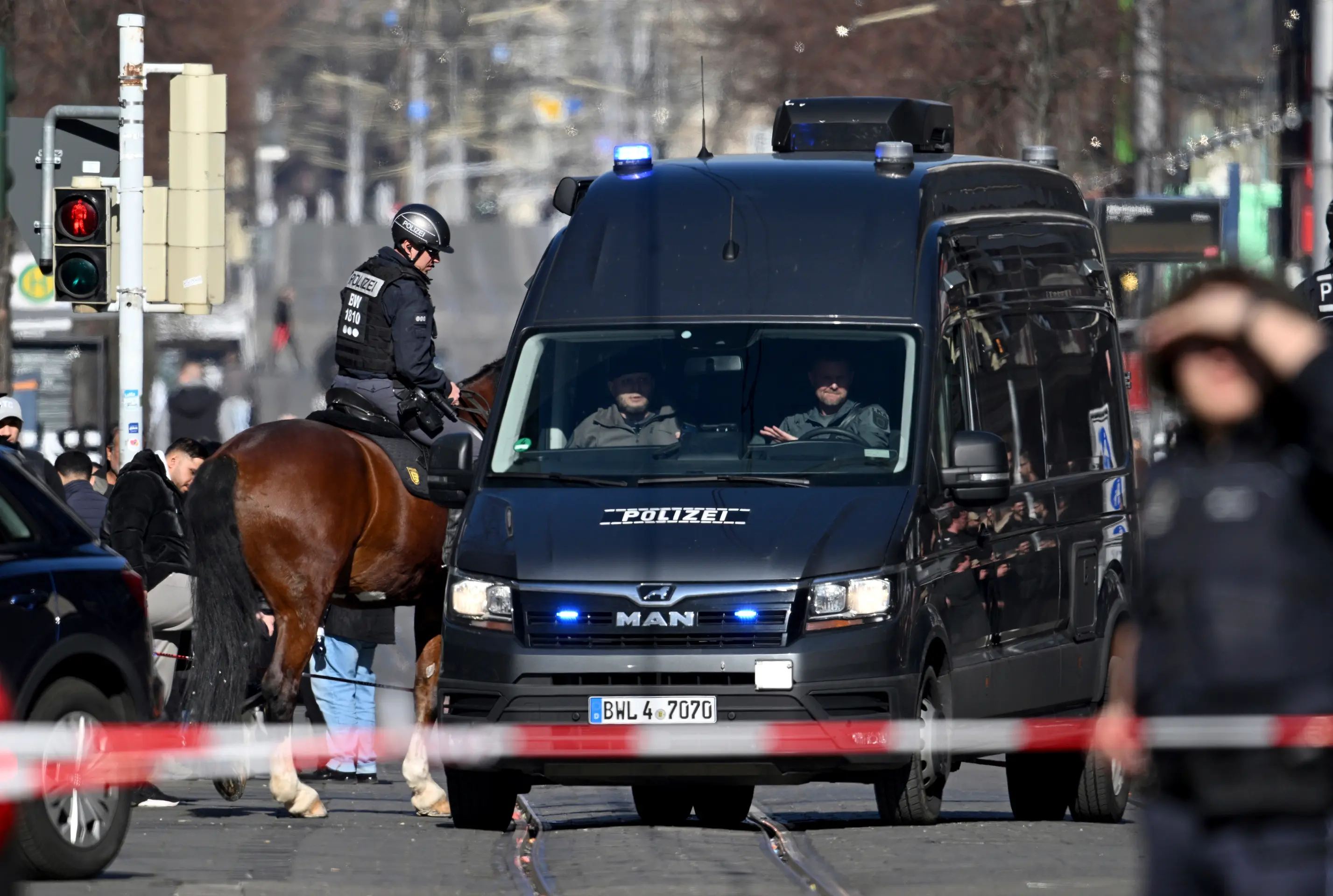 Na snímke príslušníci jazdnej polície zasahujú v centre západonemeckého mesta Mannheim.