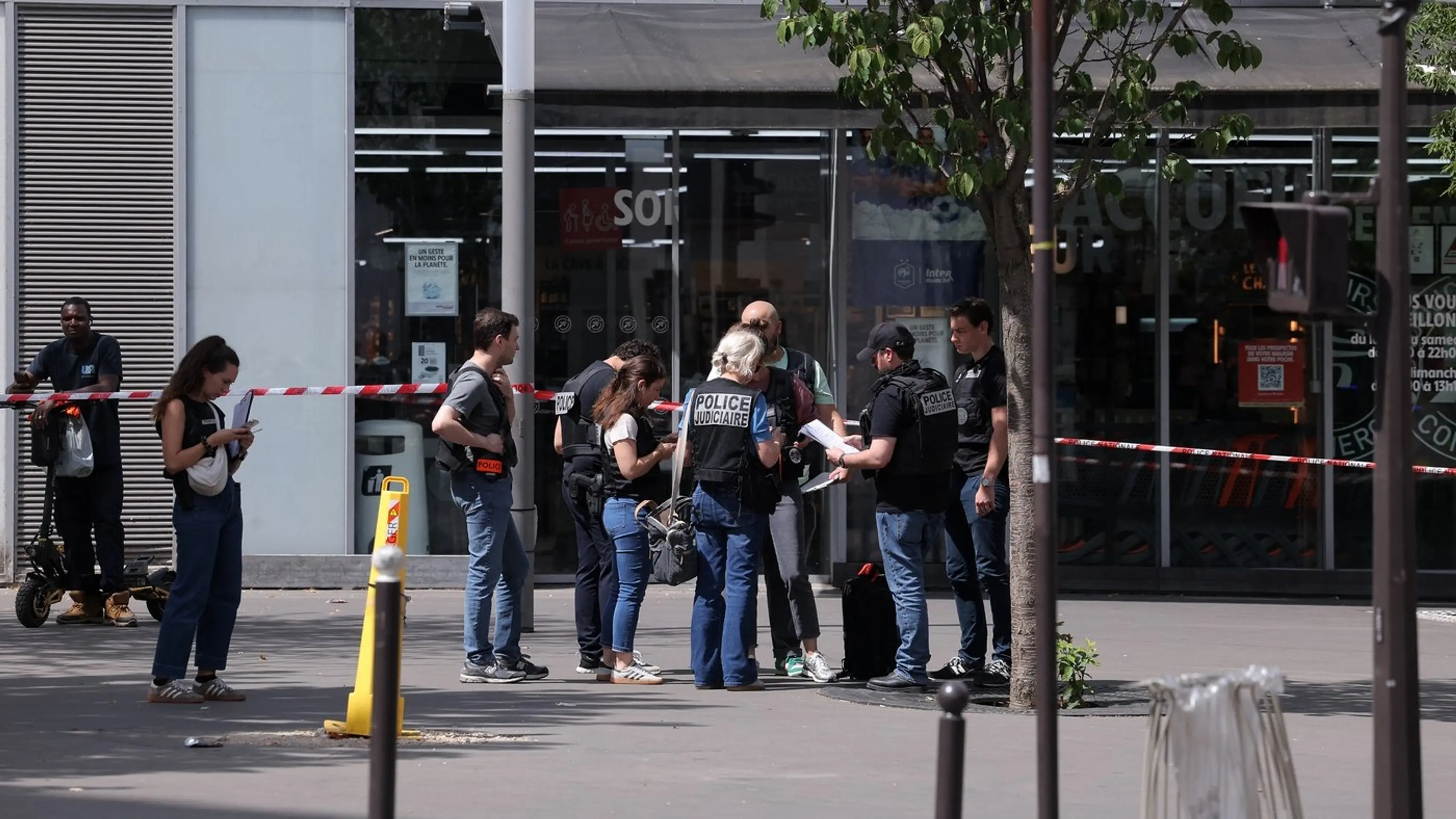 Polícia zasahuje v Paríži po útoku nožmi