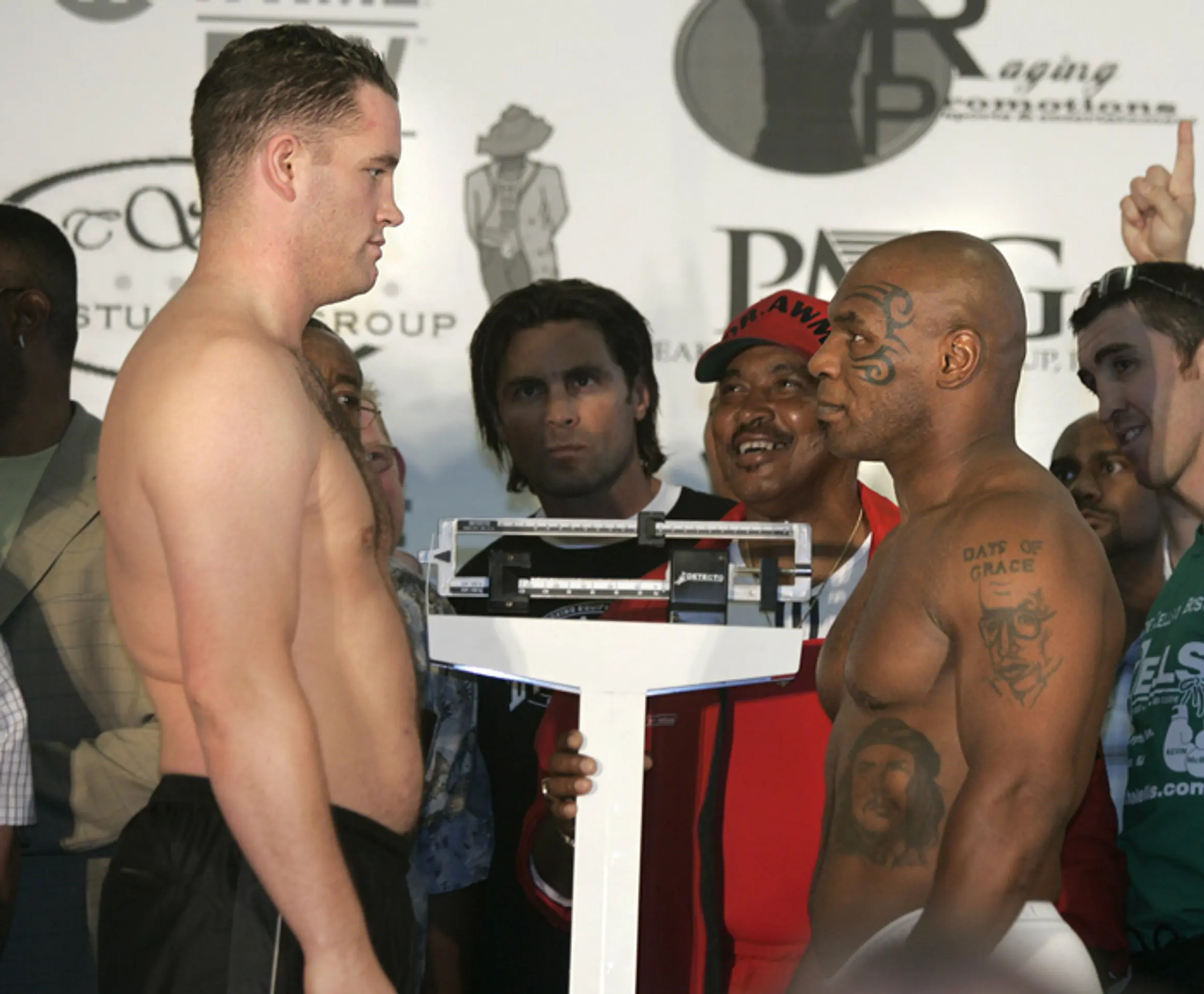 Na snímke z 9. júna 2005 pri vážení írsky boxer Kevin McBride a bývalý šampión v ťažkej hmotnostnej kategórii Mike Tyson.