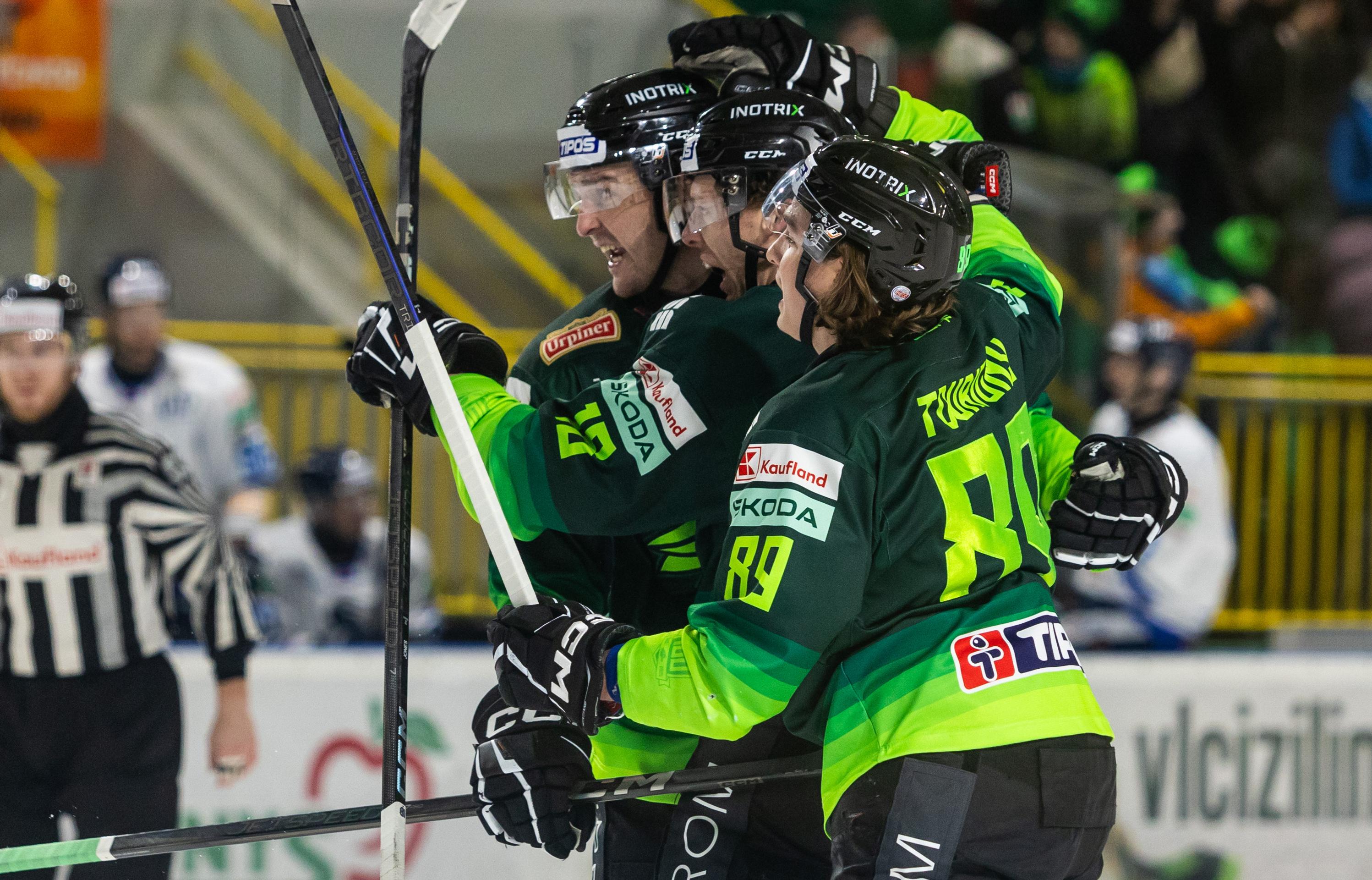 Na snímke gólová radosť hráčov Žiliny.