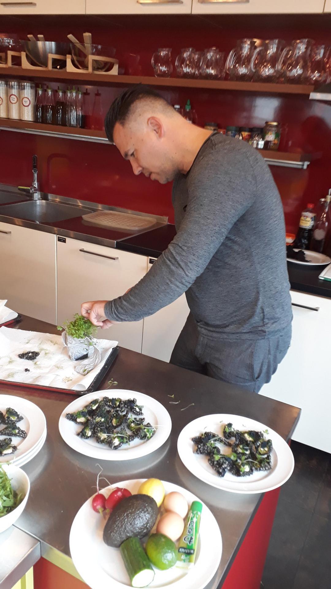 Šéfkuchár Braňo Križan pripravuje nové bagety pre OMV.