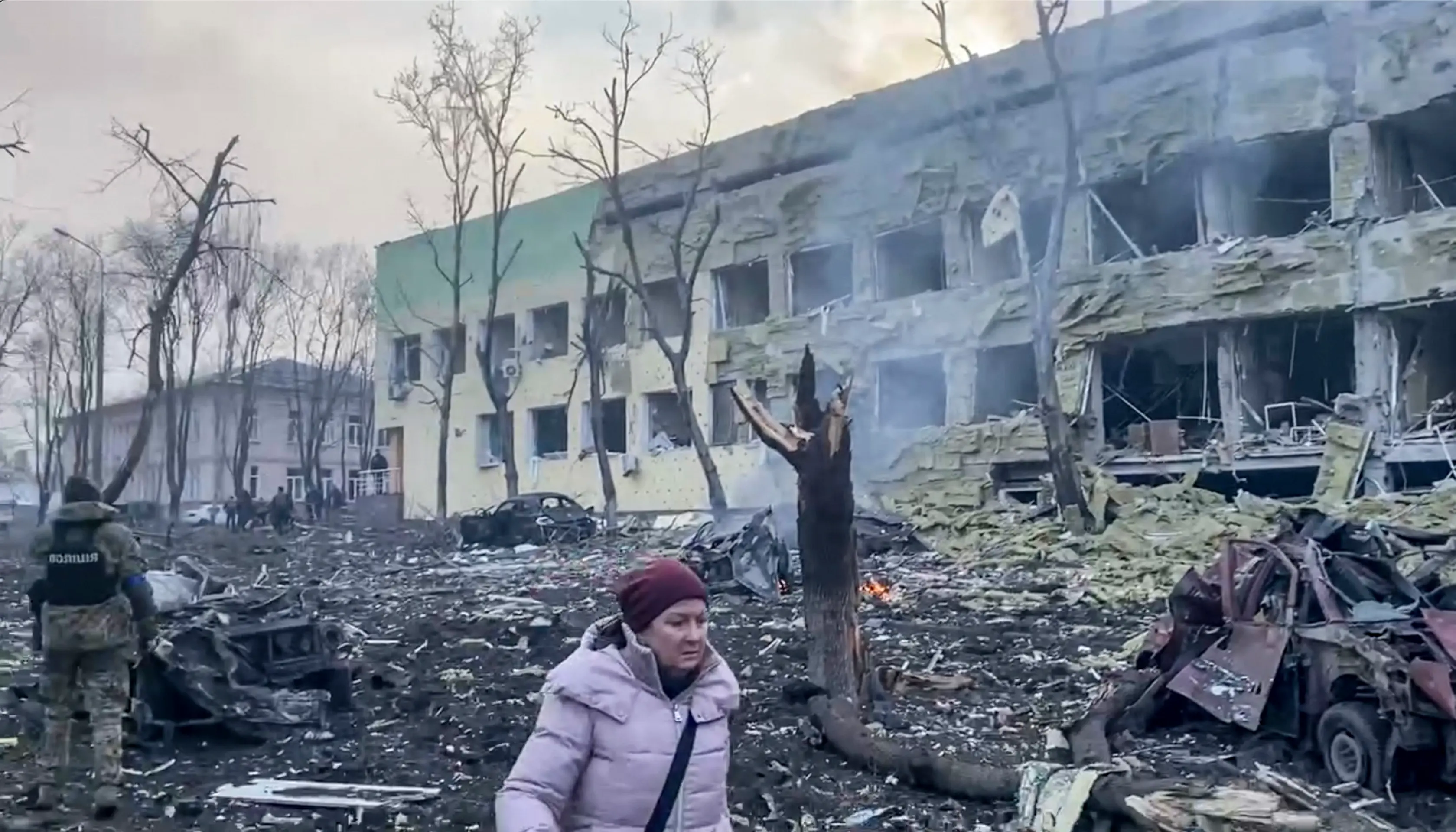 Skaza po bombardovaní pôrodnice v Mariupole.