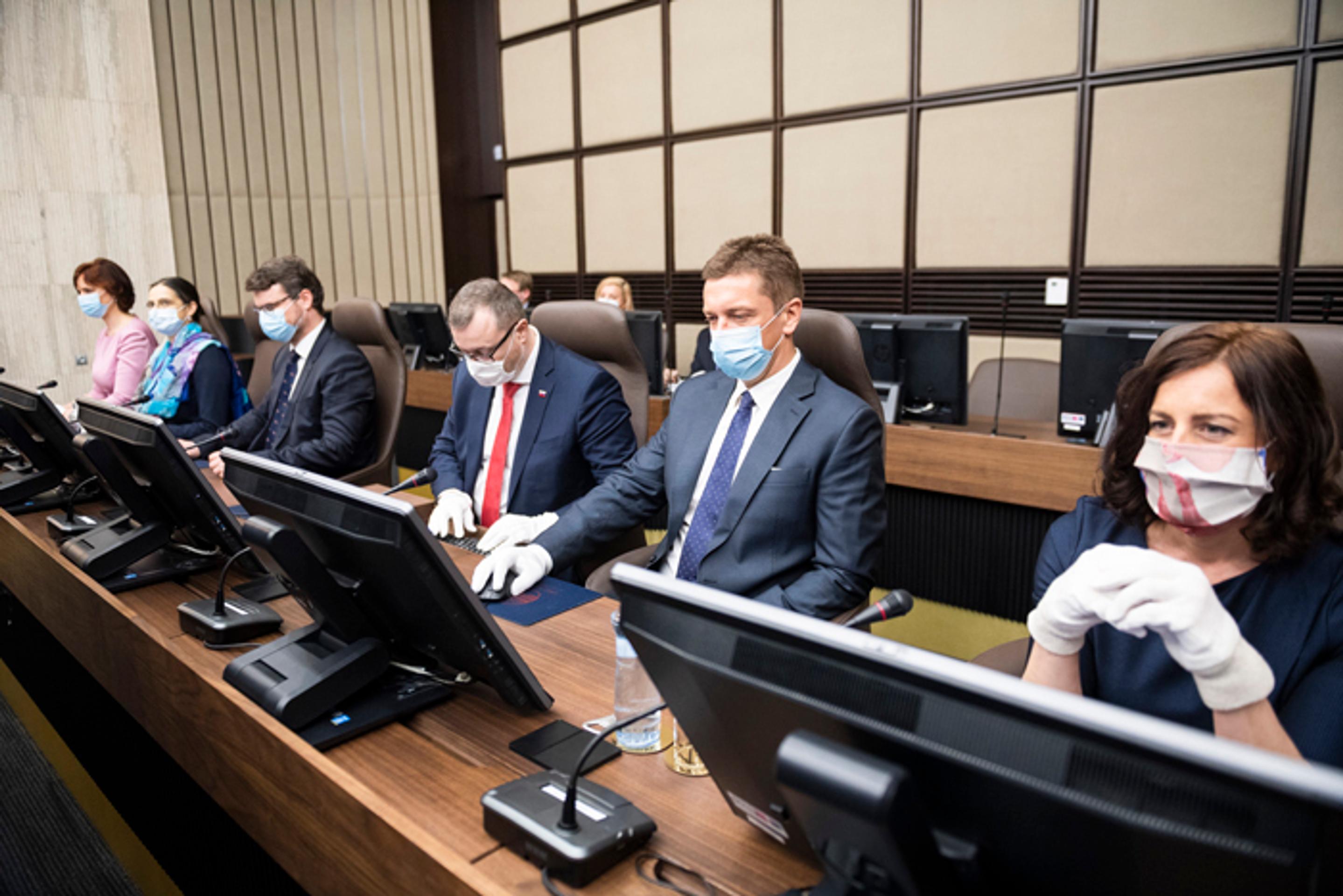 Členovia vlády - Veronika Remišová, Mária Kolíková, Štefan Holý, Milan Krajniak, Andrej Doležal a Natália Milanová.