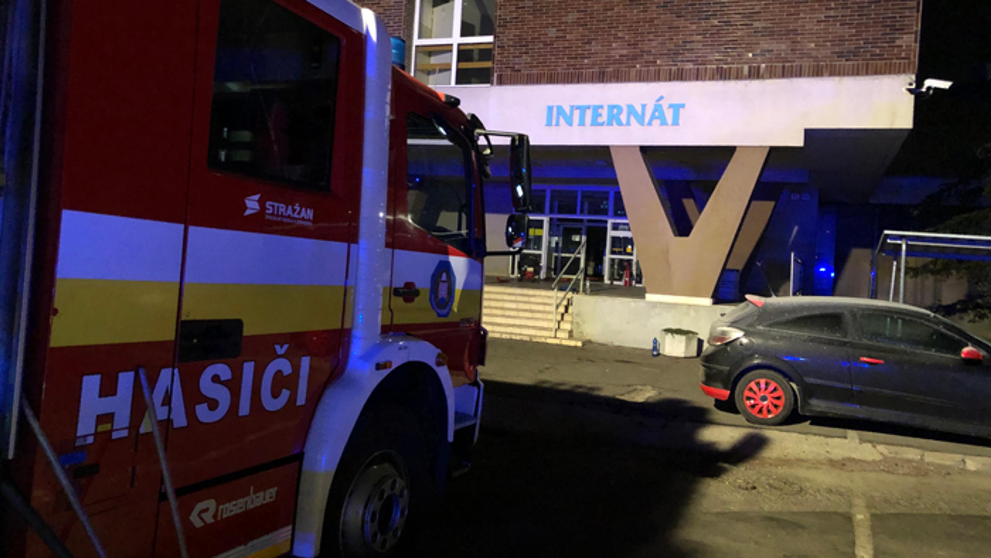 Evakuovaní obyvatelia internátu pri Slovnafte po požiari.