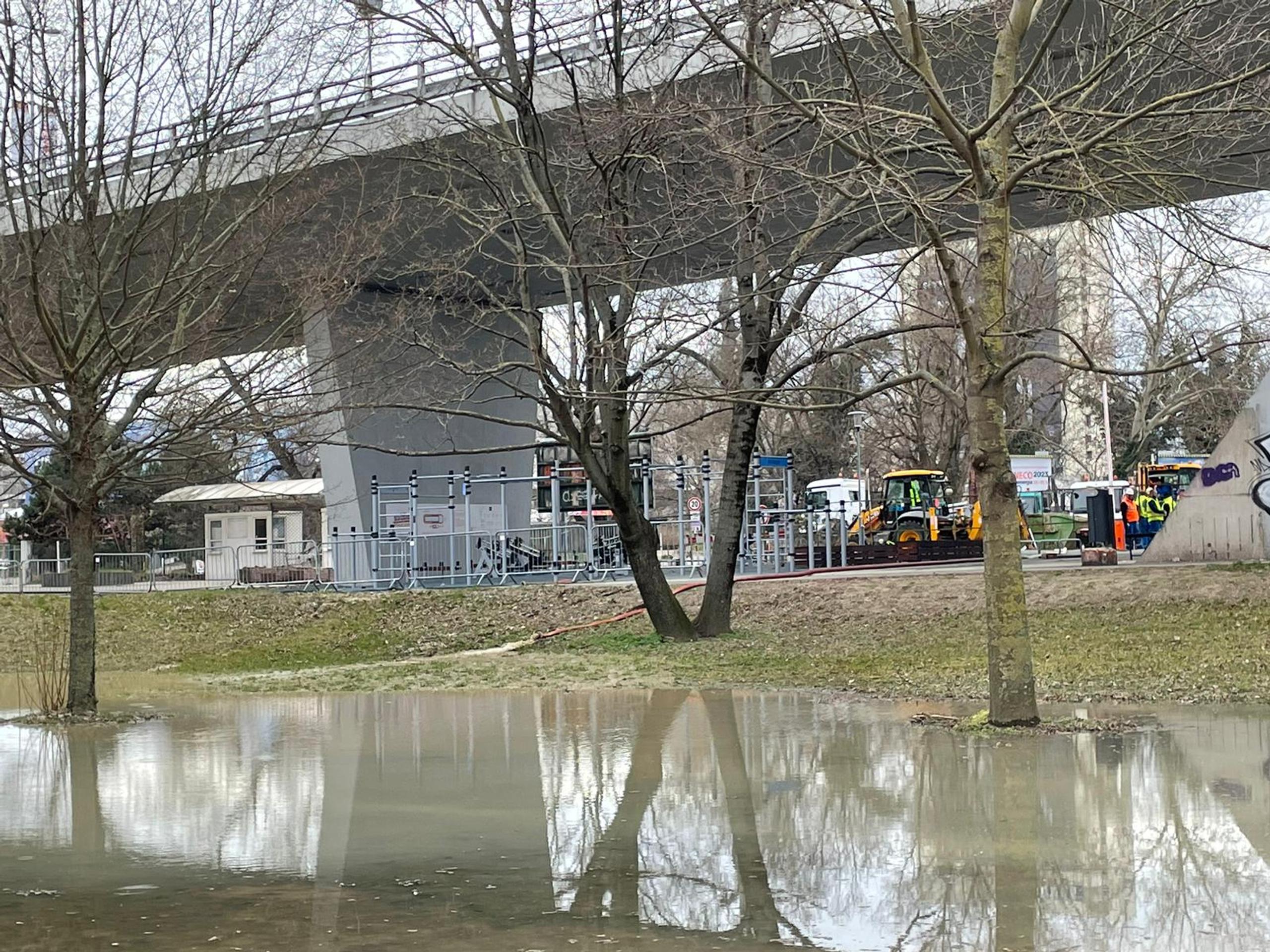 Zaplavený Sad Janka Kráľa.