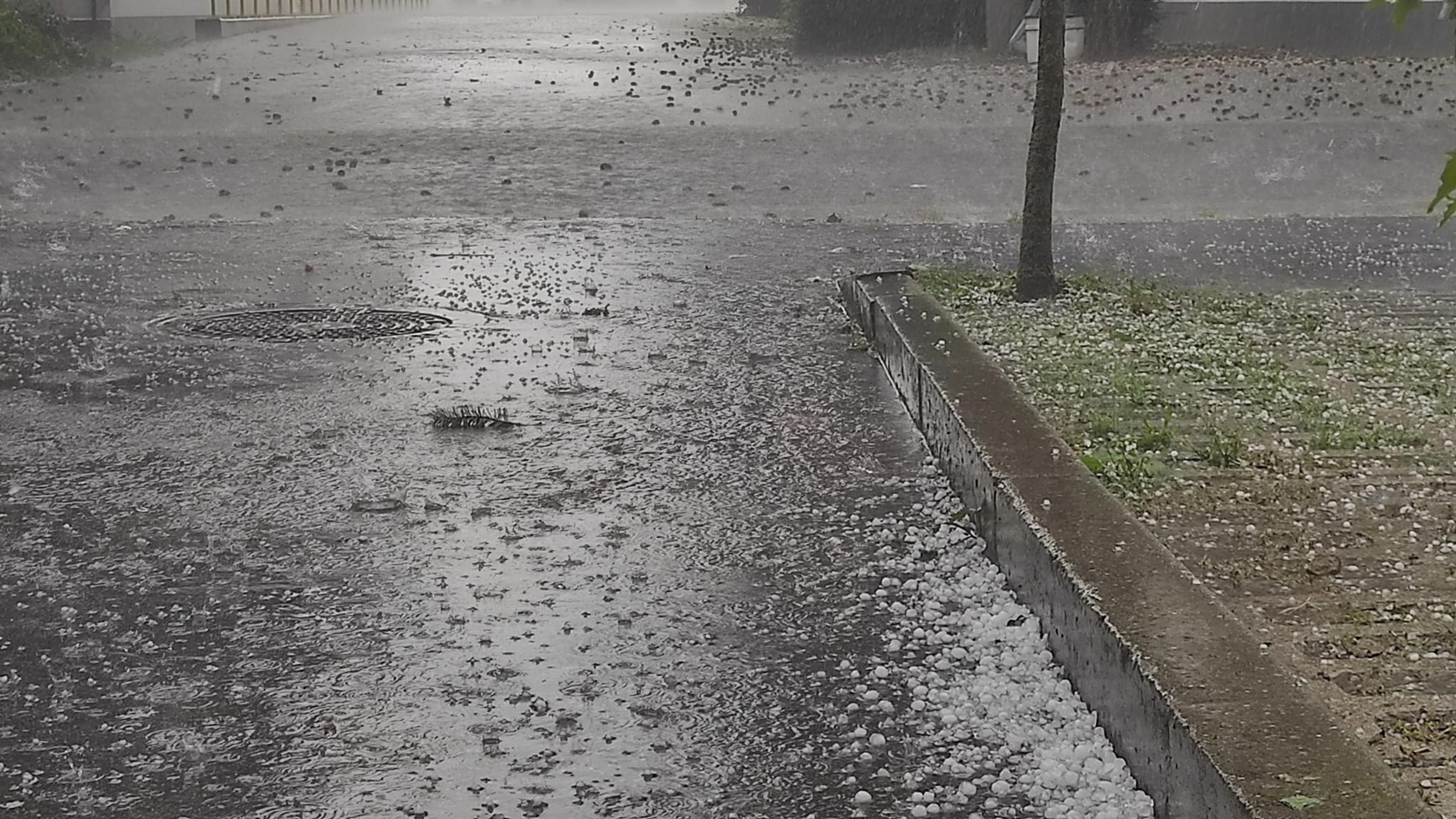 Búrka s krúpami v Trnave.