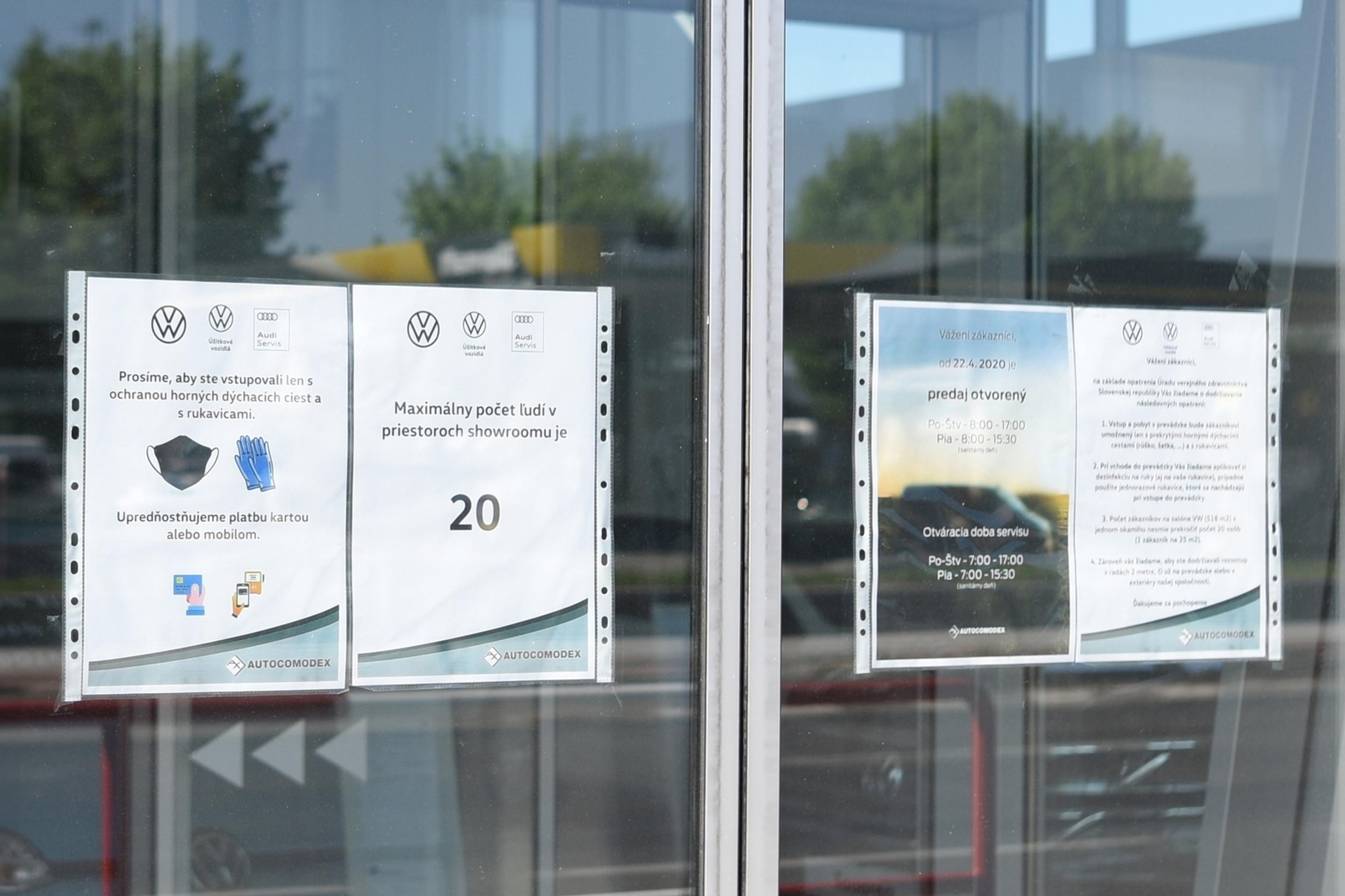 Zákazník v otvorenej predajni obuvi.