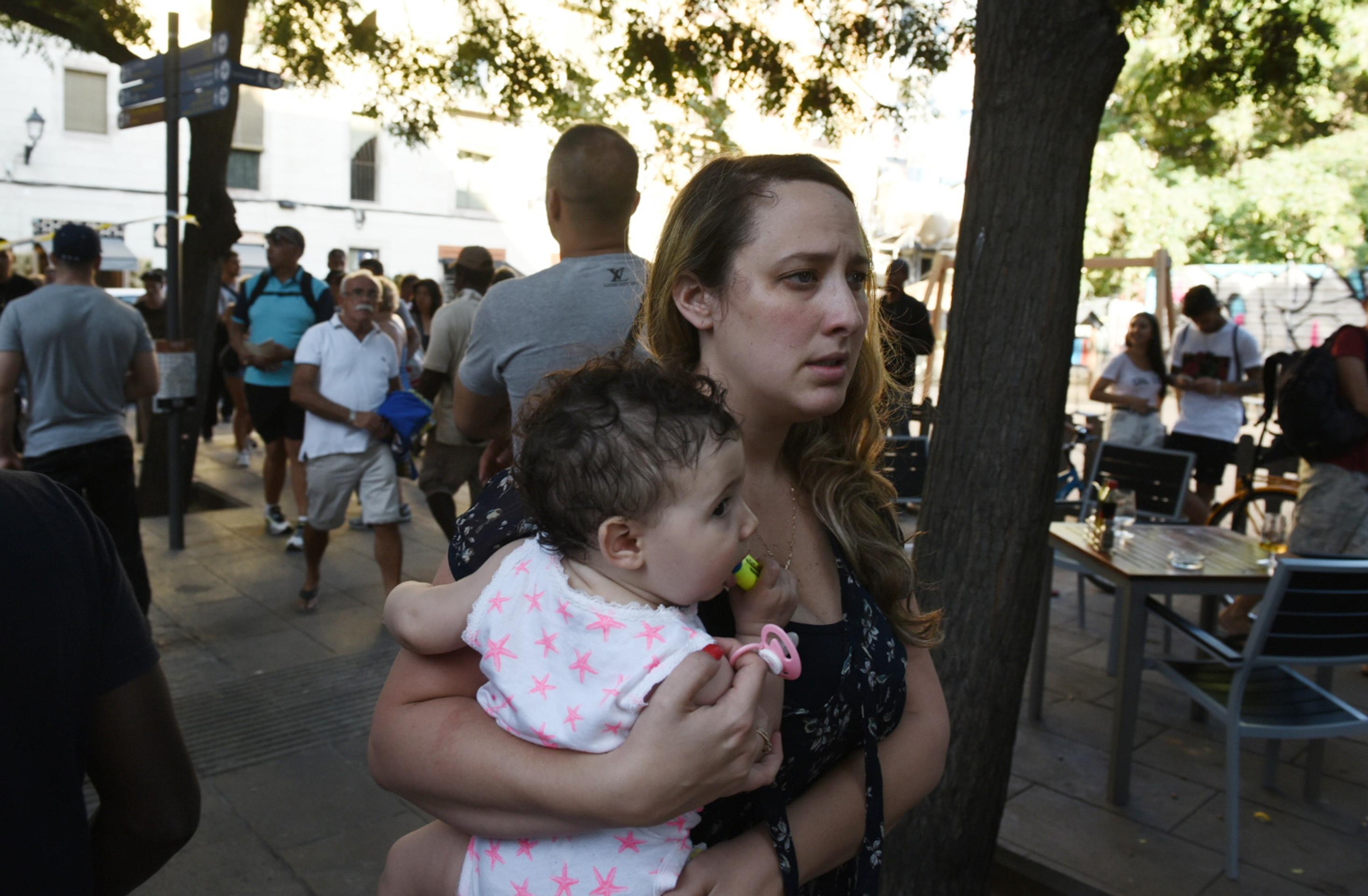 Ľudia v panike utekajú z miesta teroristického útoku.