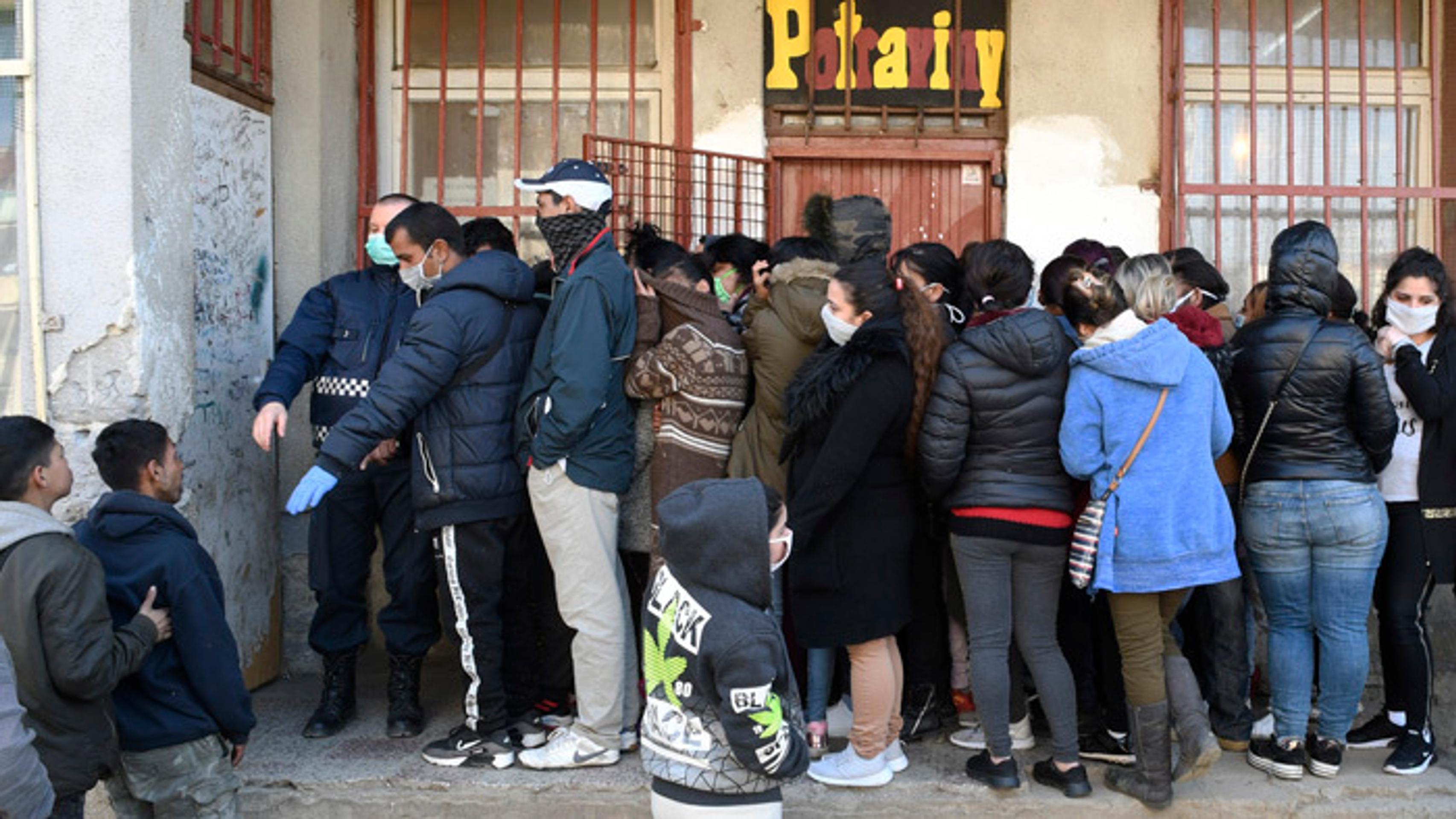 Vyplácania sociálnych dávok pred poštou na sídlisku Luník IX v Košiciach.