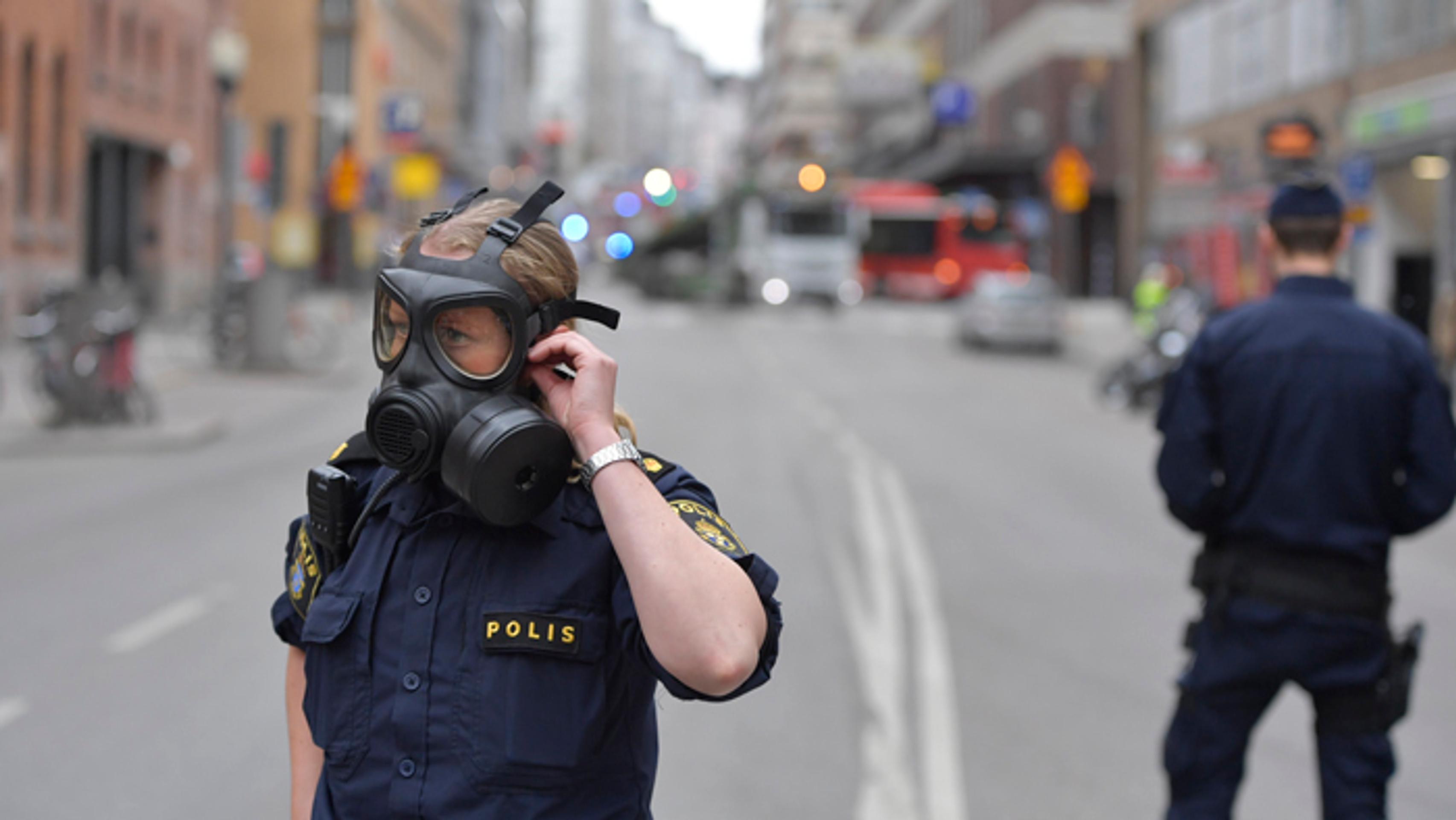 Policajtka na mieste v centre Štokholmu, kde nákladné auto zrazilo niekoľko ľudí.