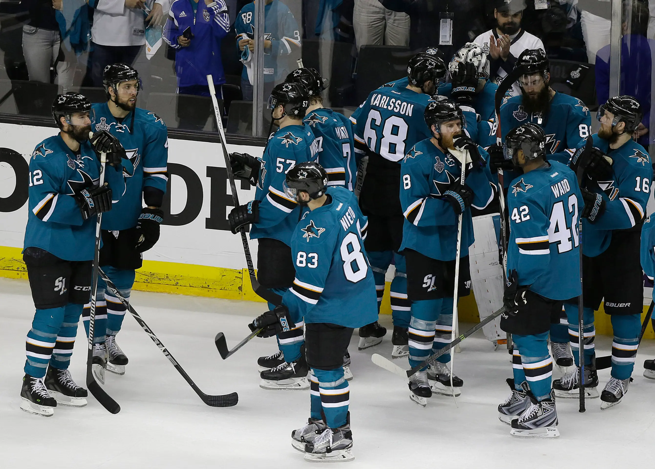 Sklamaní hráči Sharks odchádzajú z ľadu po prehre v šiestom zápase finále play off NHL.