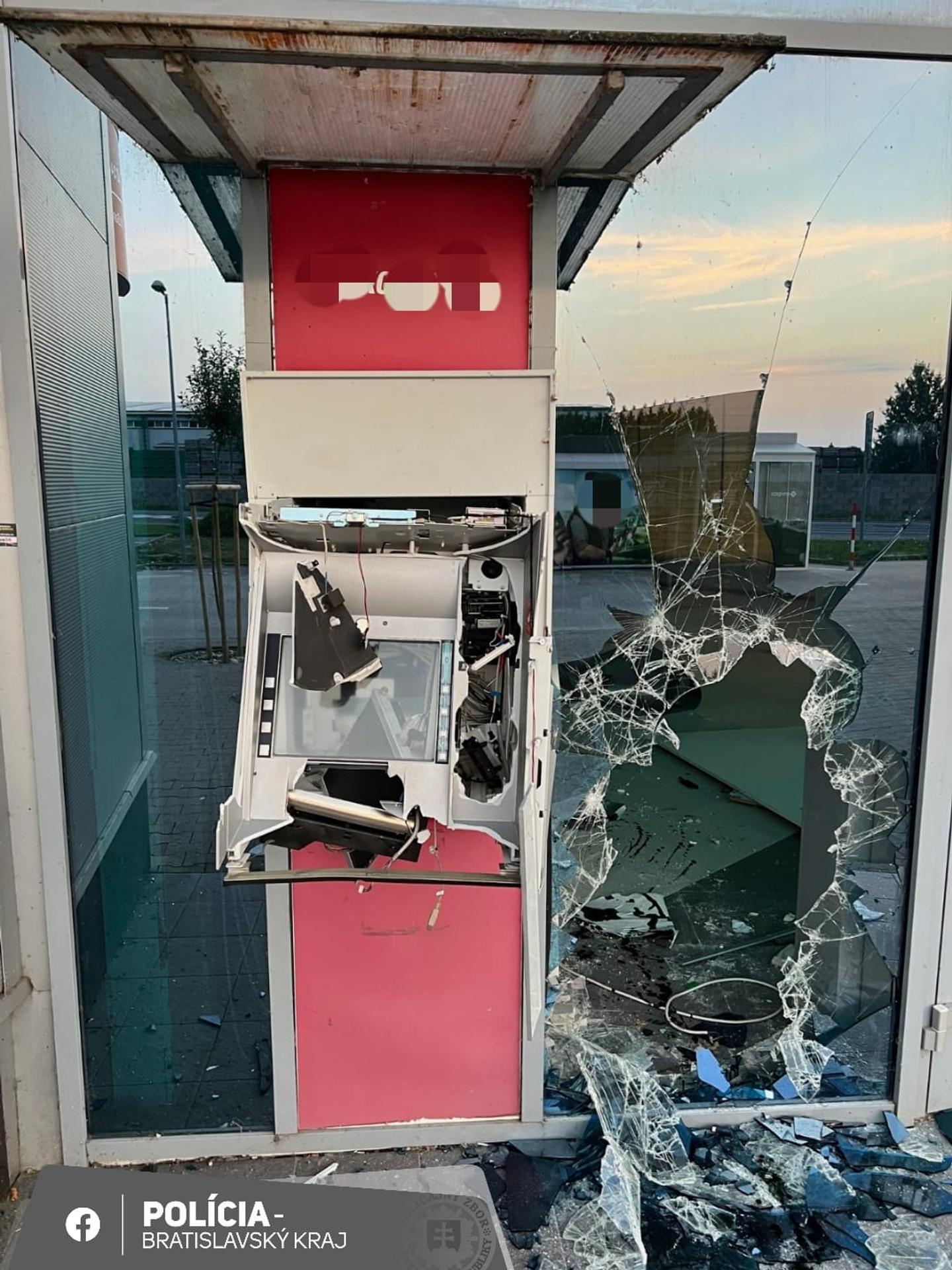 Poškodený bankomat v Dunajskej Lužnej.