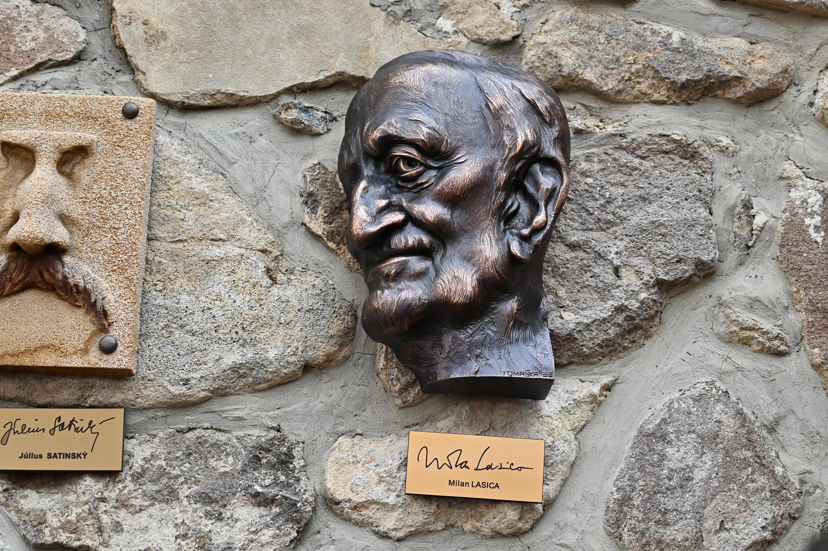 Na snímke reliéf Milana Lasicu.