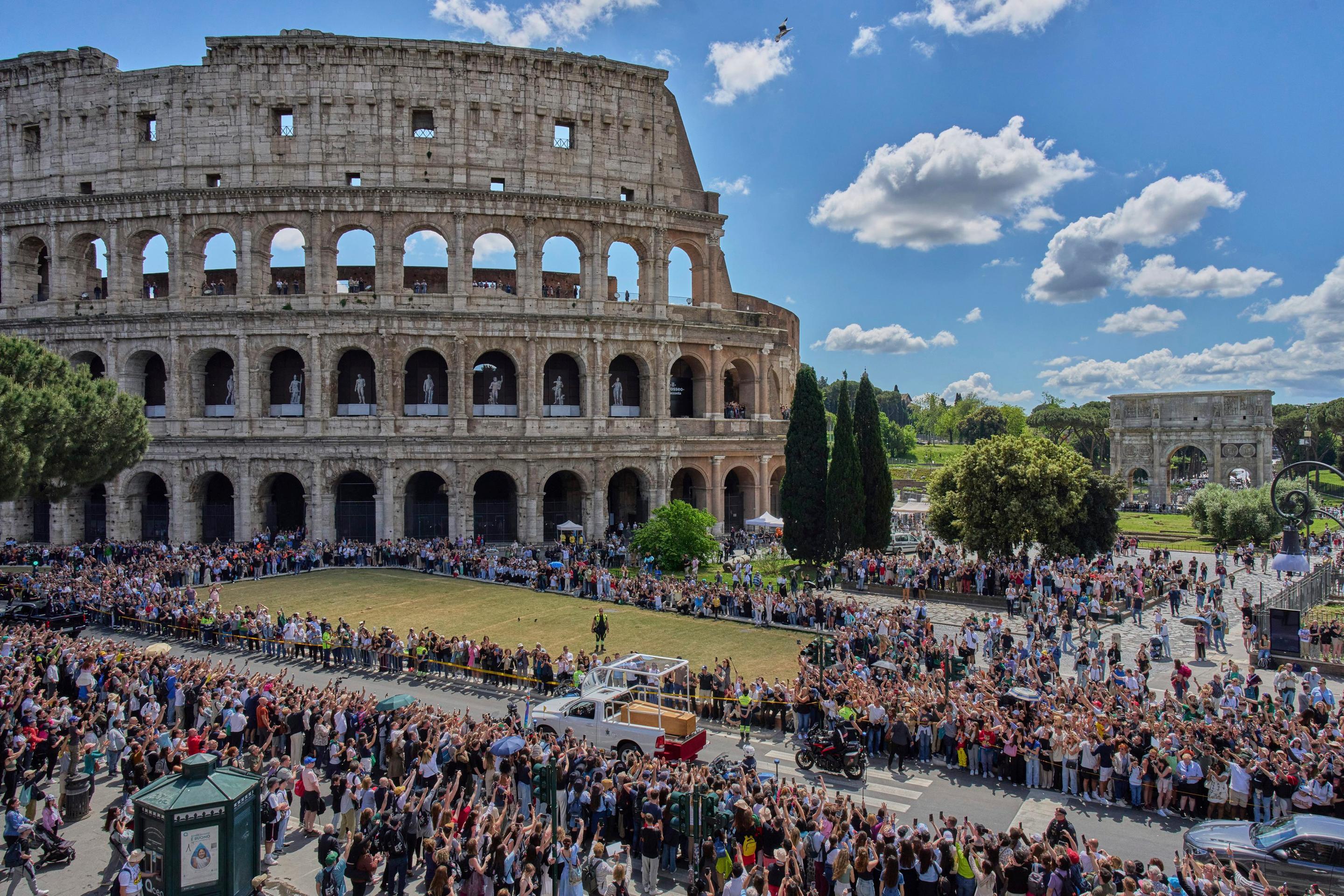 Prevoz pápežovej rakvy do Baziliky Santa Maria Maggiore