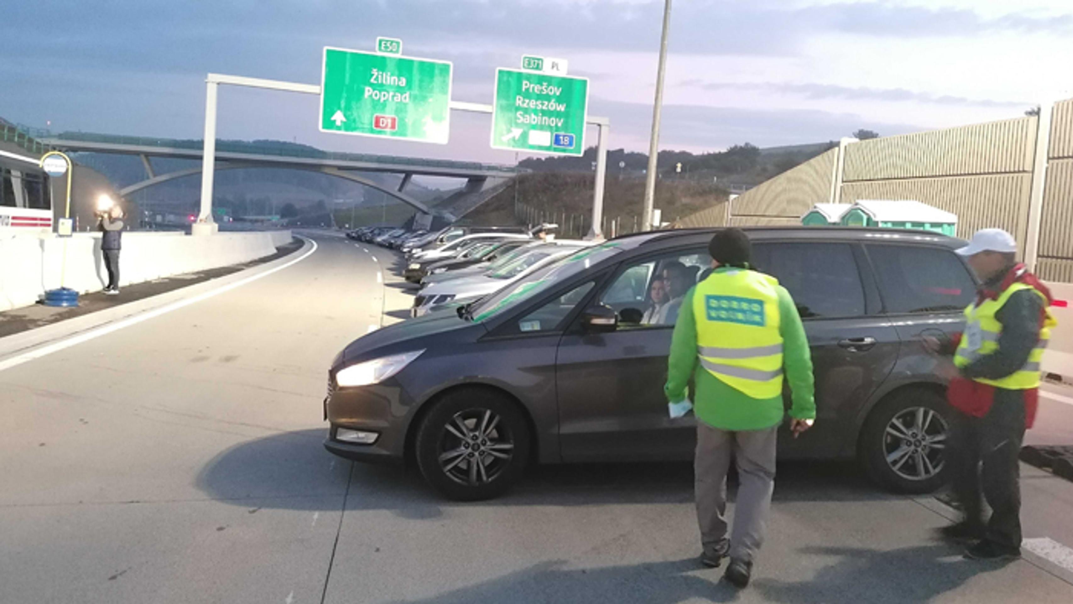 Parkovanie na ešte nedokončenej diaľnici.