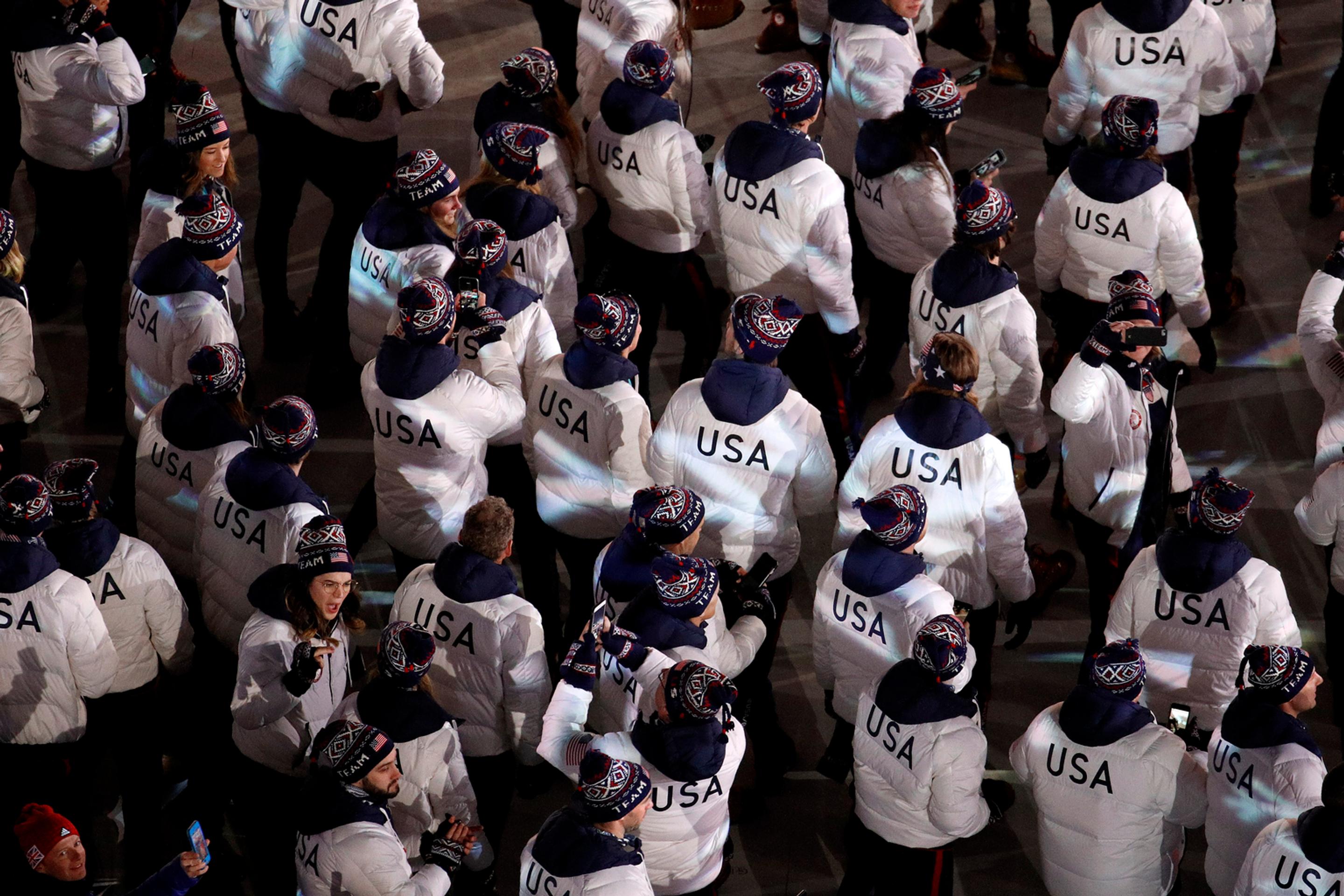 Členovia olympijskej výpravy USA počas záverečného ceremoniálu.