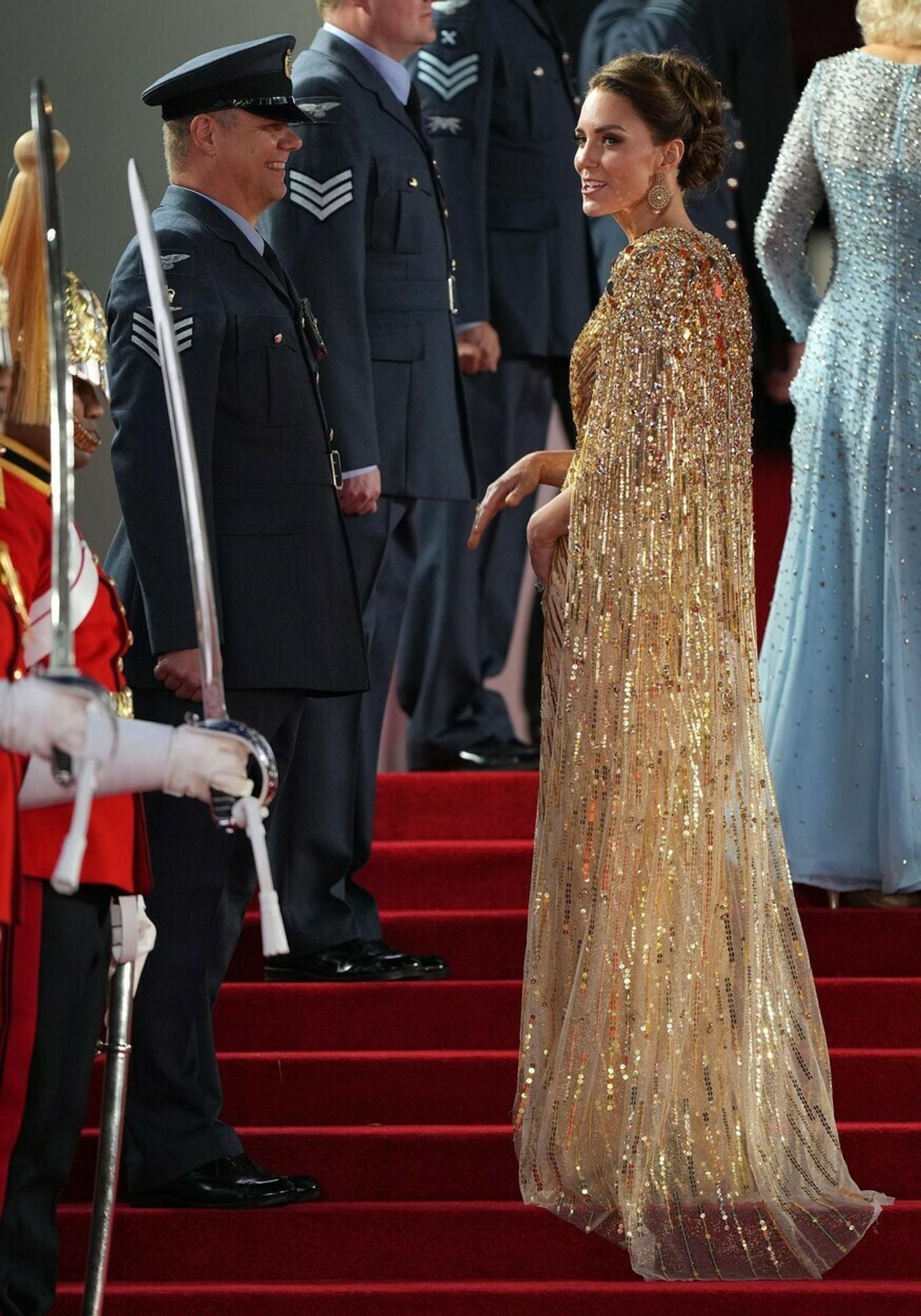 Kráľovská rodina na premiére novej bondovky.