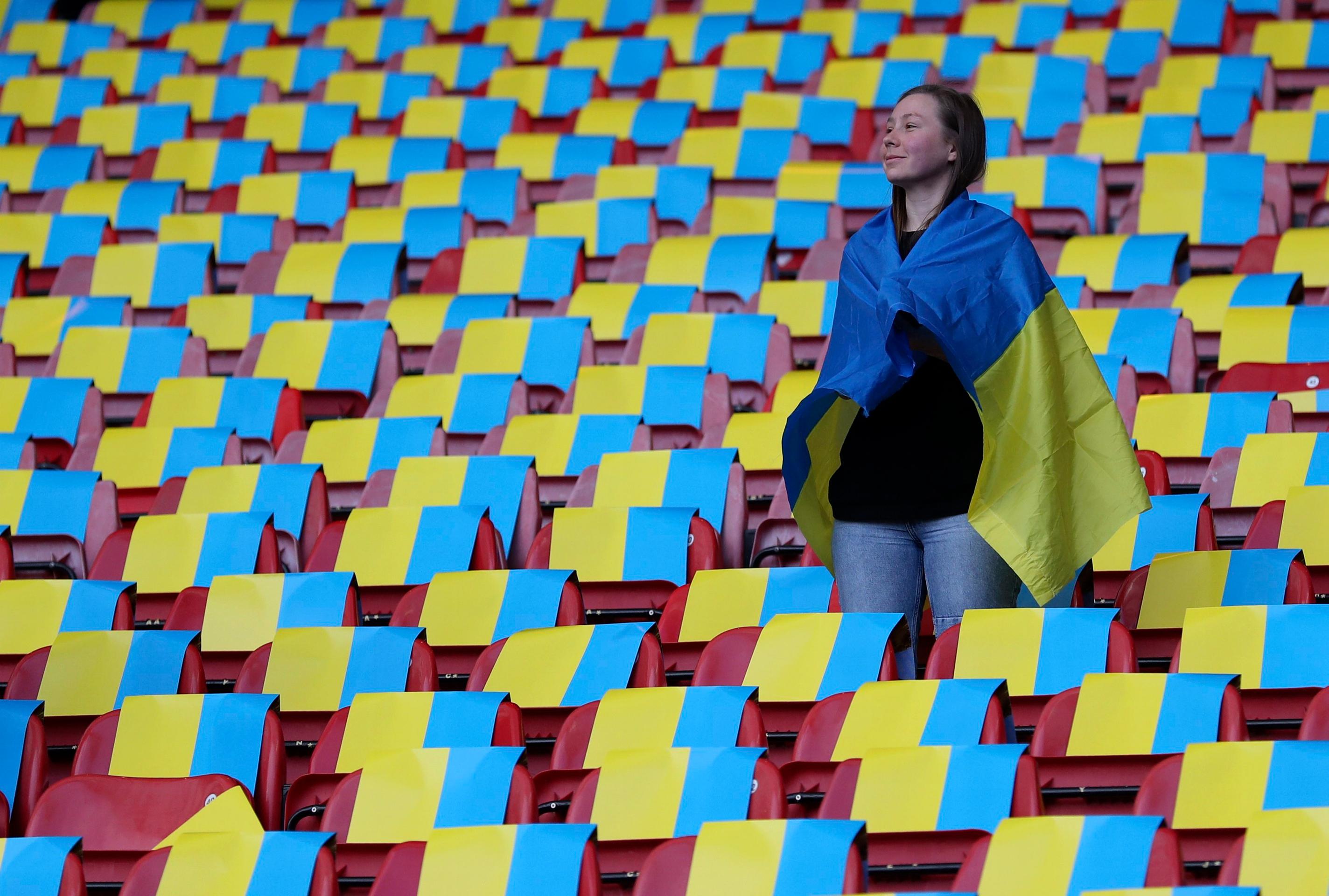 Ukrajinská fanúšička pred semifinále baráže o postup na MS 2022 na pôde Škótska.