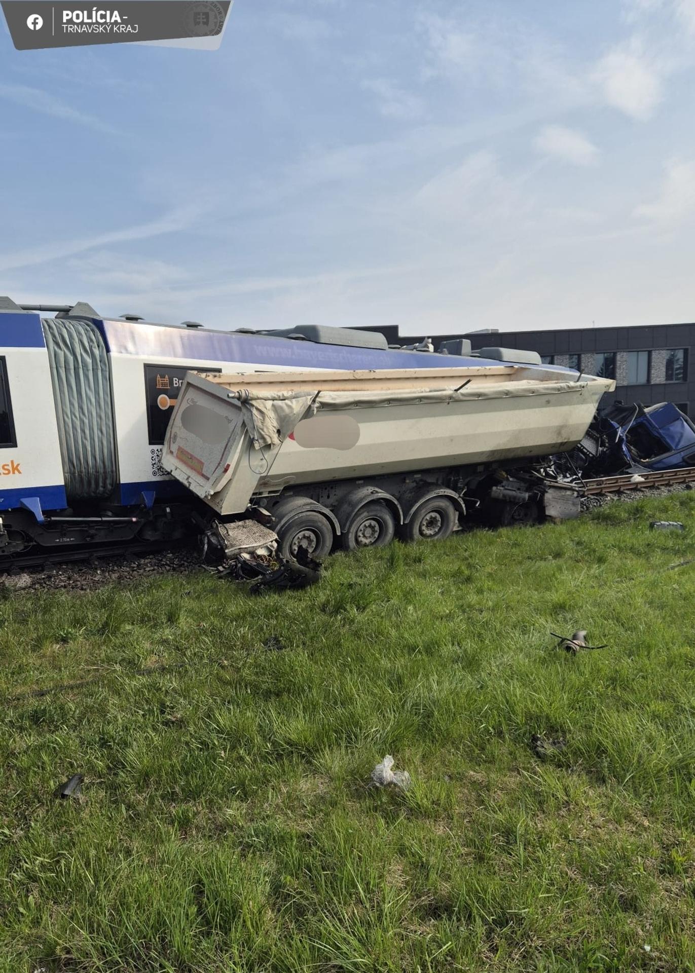 Na železničnom priecestí vrazil vlak do nákladiaku