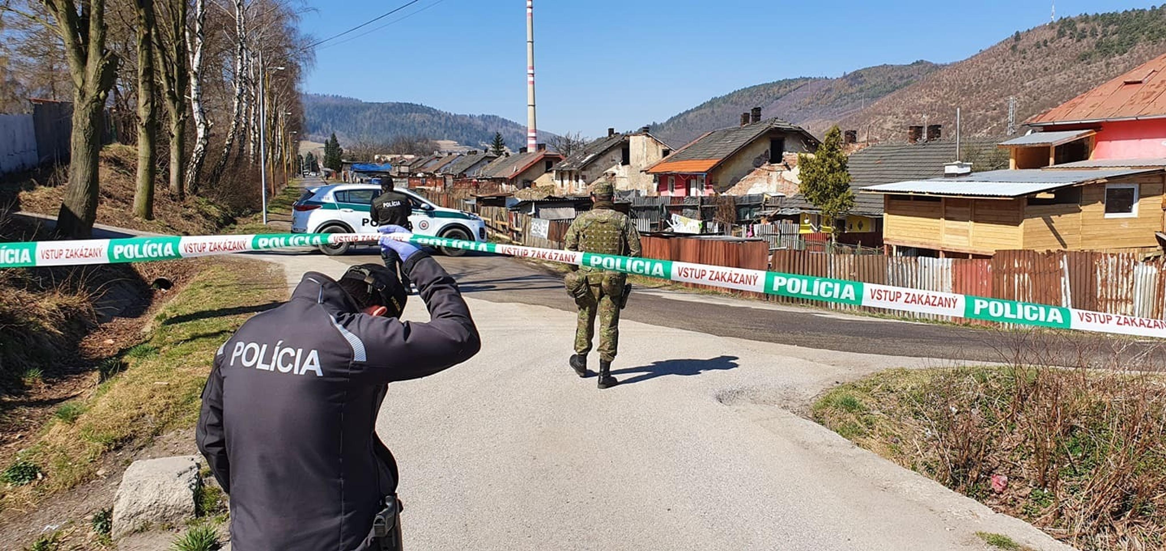 Osadu v Krompachoch strážia aj vojaci.